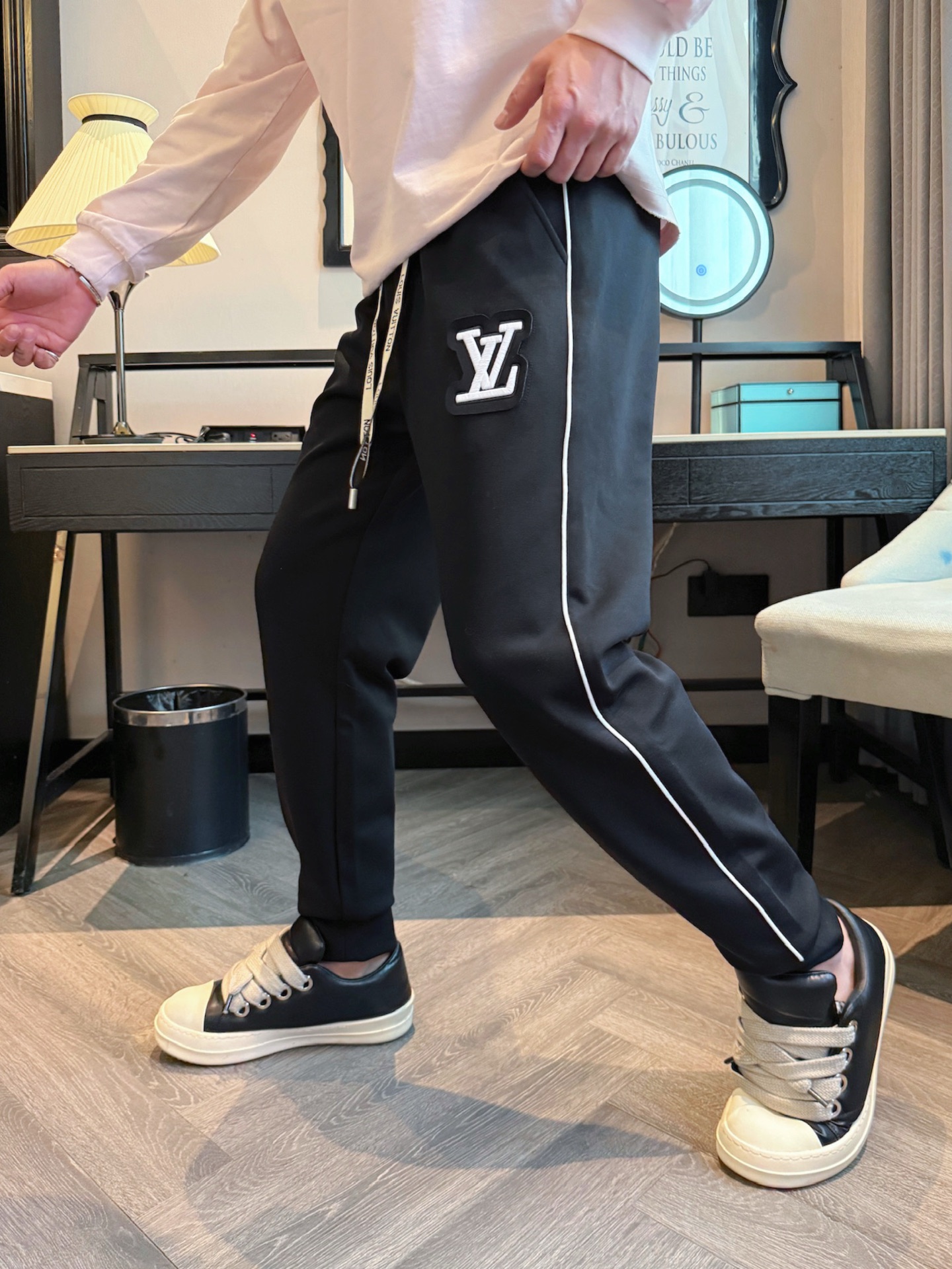 LV 顶级货品🐮 🆕2025秋冬新款休闲裤！官网同步发售。品牌经典LOGO休闲裤 ，定制面料，舒适度极好