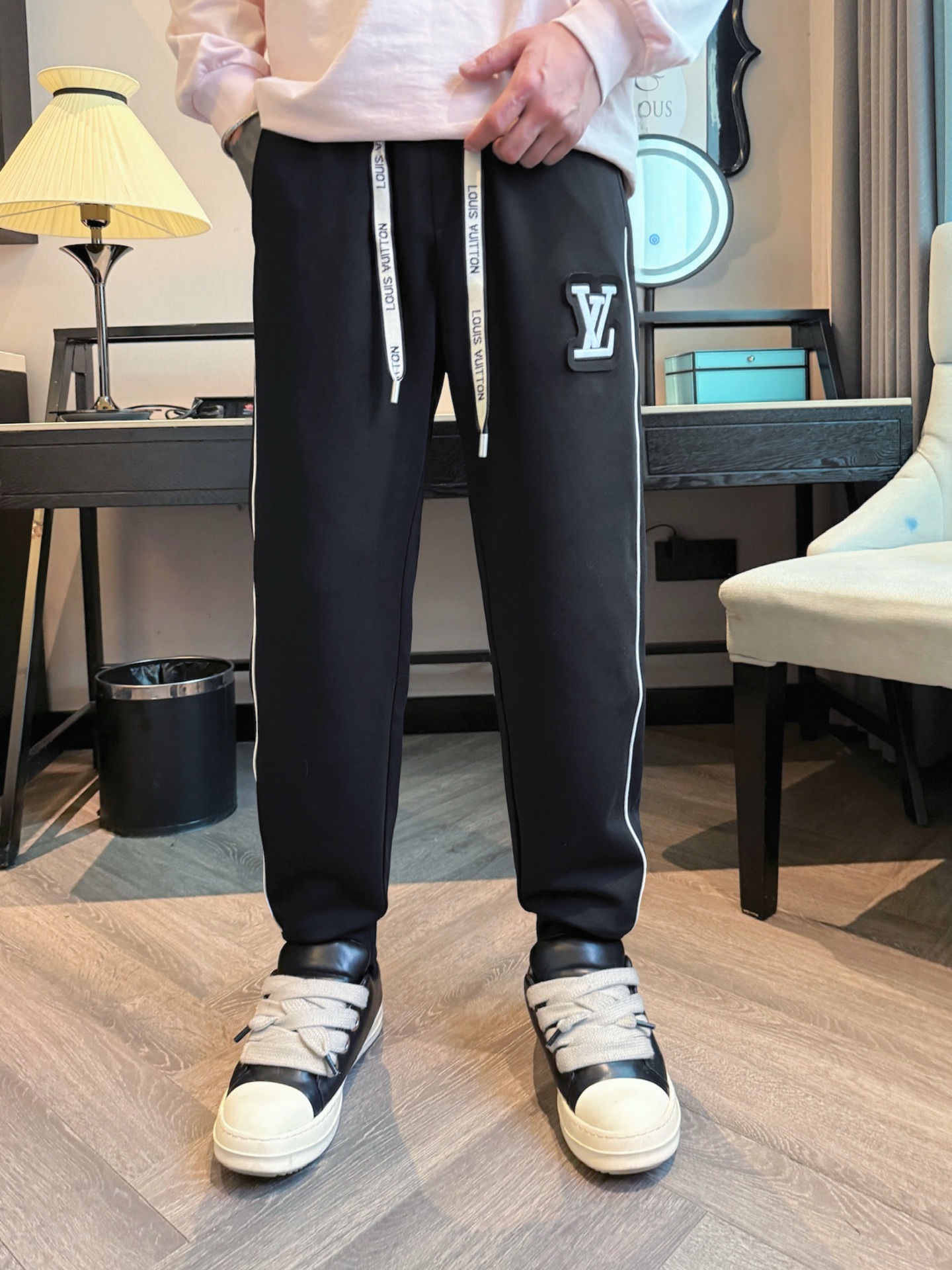 LV 顶级货品🐮 🆕2025秋冬新款休闲裤！官网同步发售。品牌经典LOGO休闲裤 ，定制面料，舒适度极好