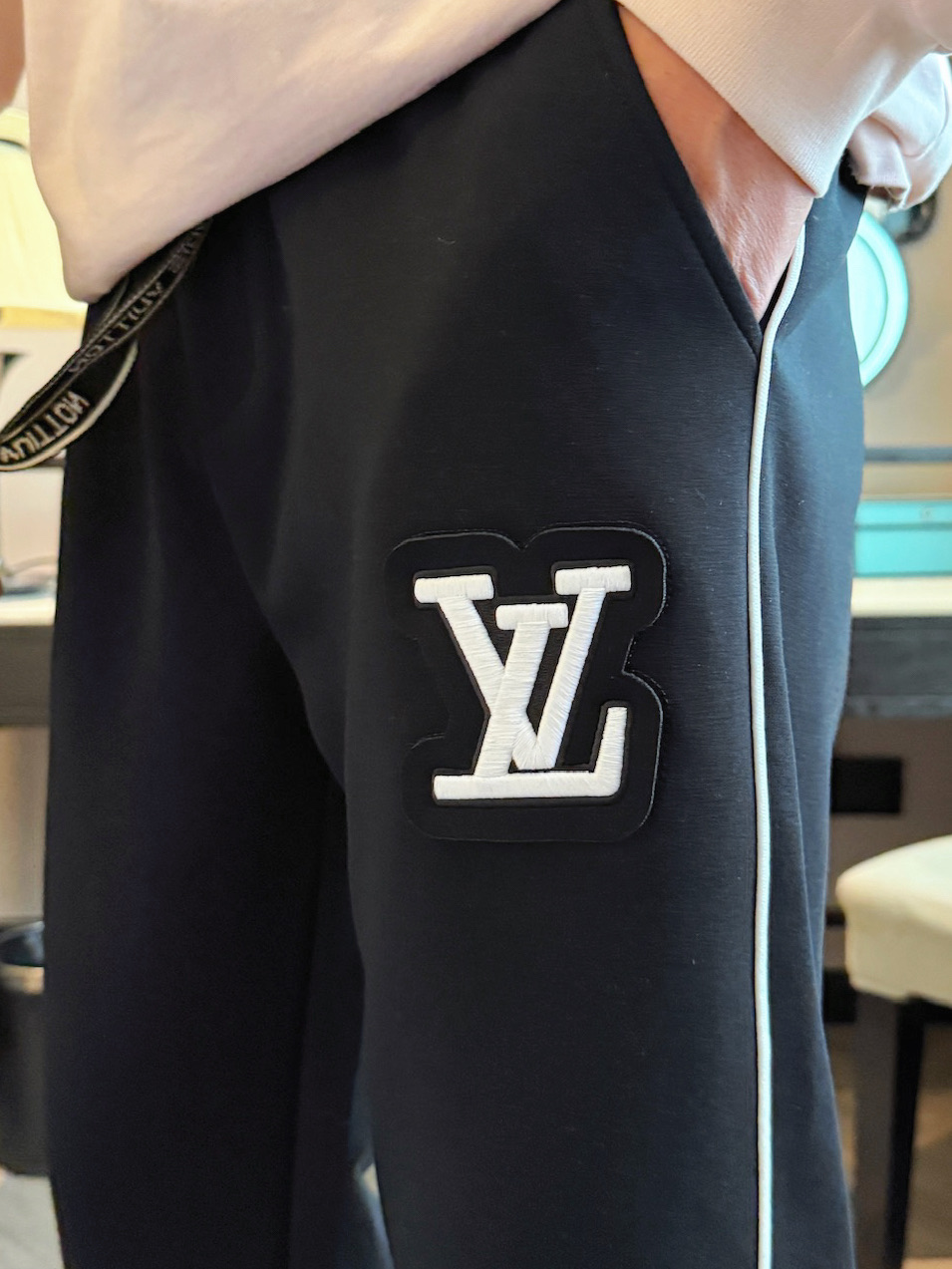 LV 顶级货品🐮 🆕2025秋冬新款休闲裤！官网同步发售。品牌经典LOGO休闲裤 ，定制面料，舒适度极好