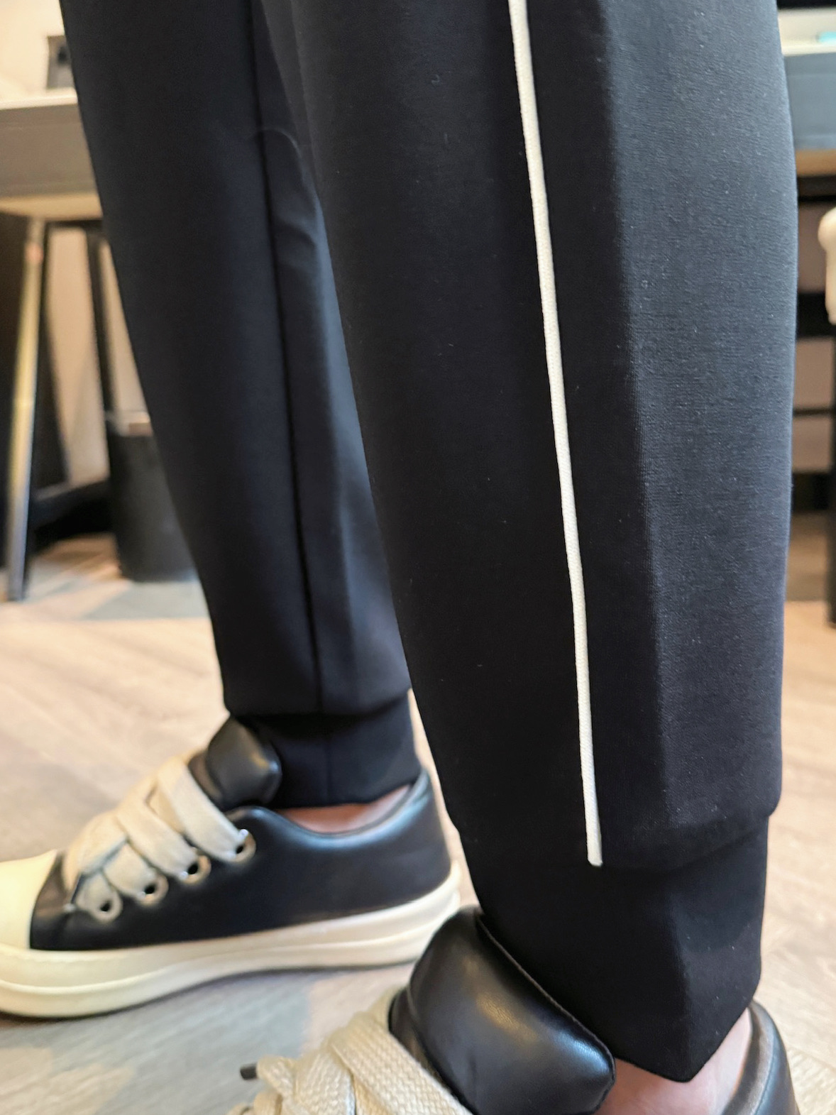 LV 顶级货品🐮 🆕2025秋冬新款休闲裤！官网同步发售。品牌经典LOGO休闲裤 ，定制面料，舒适度极好