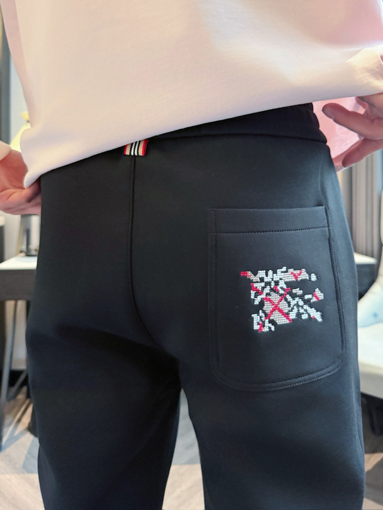 巴宝莉 顶级货品🐮 🆕2025秋冬新款休闲裤！官网同步发售。品牌经典LOGO休闲裤 ，定制面料，舒适度极