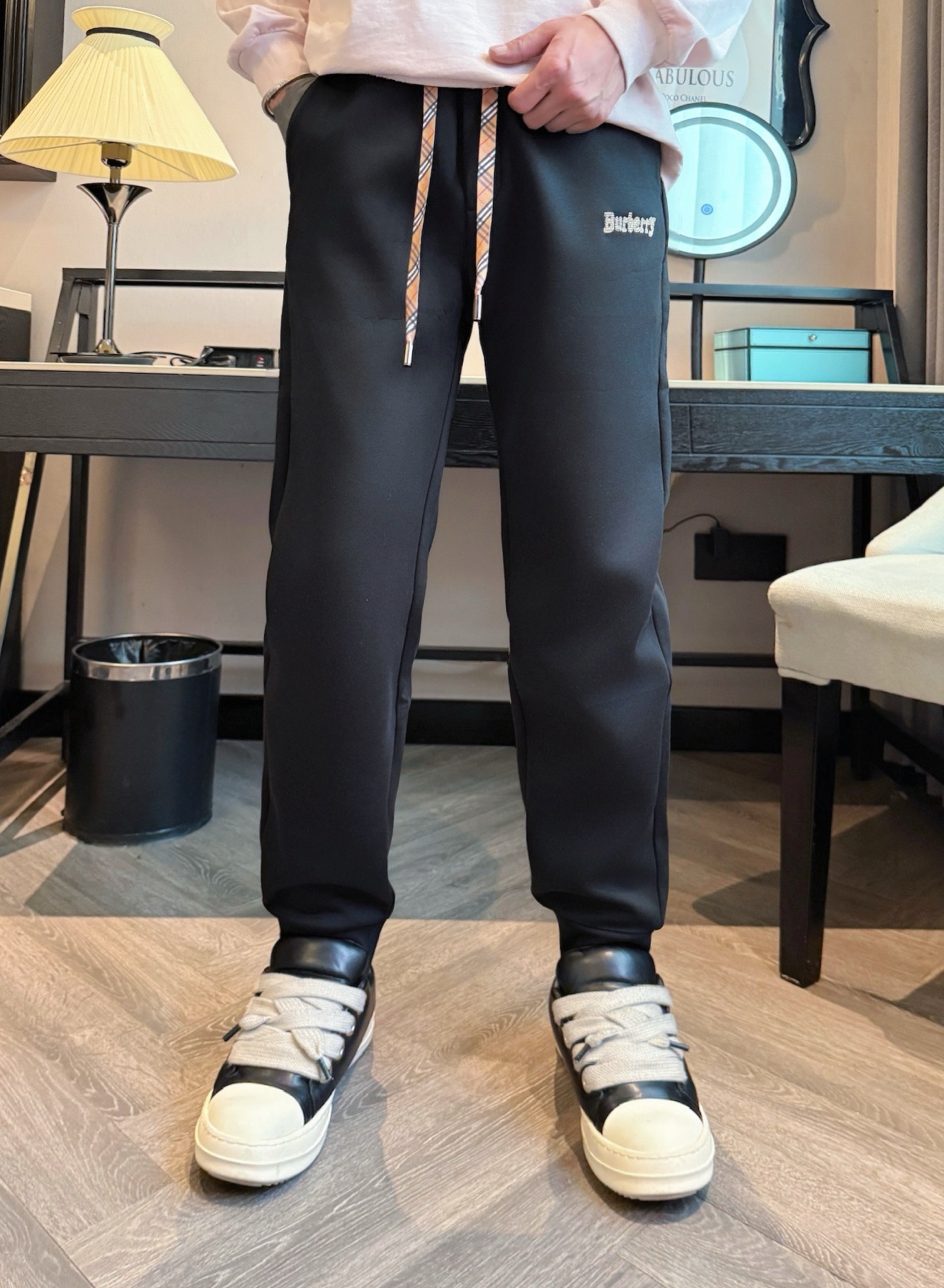 巴宝莉 顶级货品🐮 🆕2025秋冬新款休闲裤！官网同步发售。品牌经典LOGO休闲裤 ，定制面料，舒适度极
