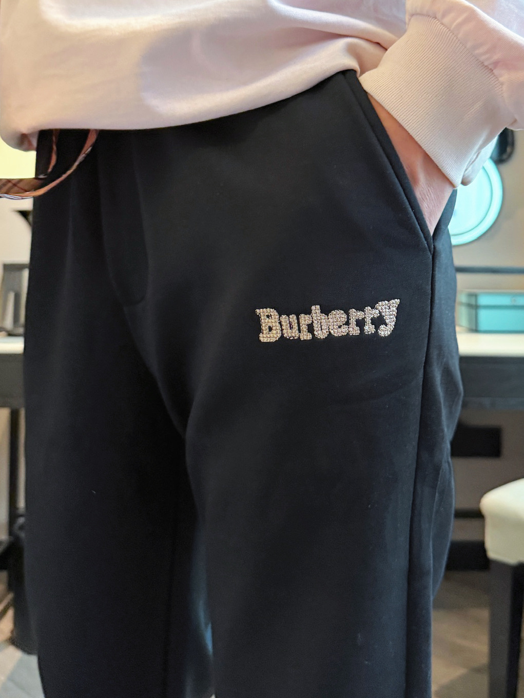 巴宝莉 顶级货品🐮 🆕2025秋冬新款休闲裤！官网同步发售。品牌经典LOGO休闲裤 ，定制面料，舒适度极