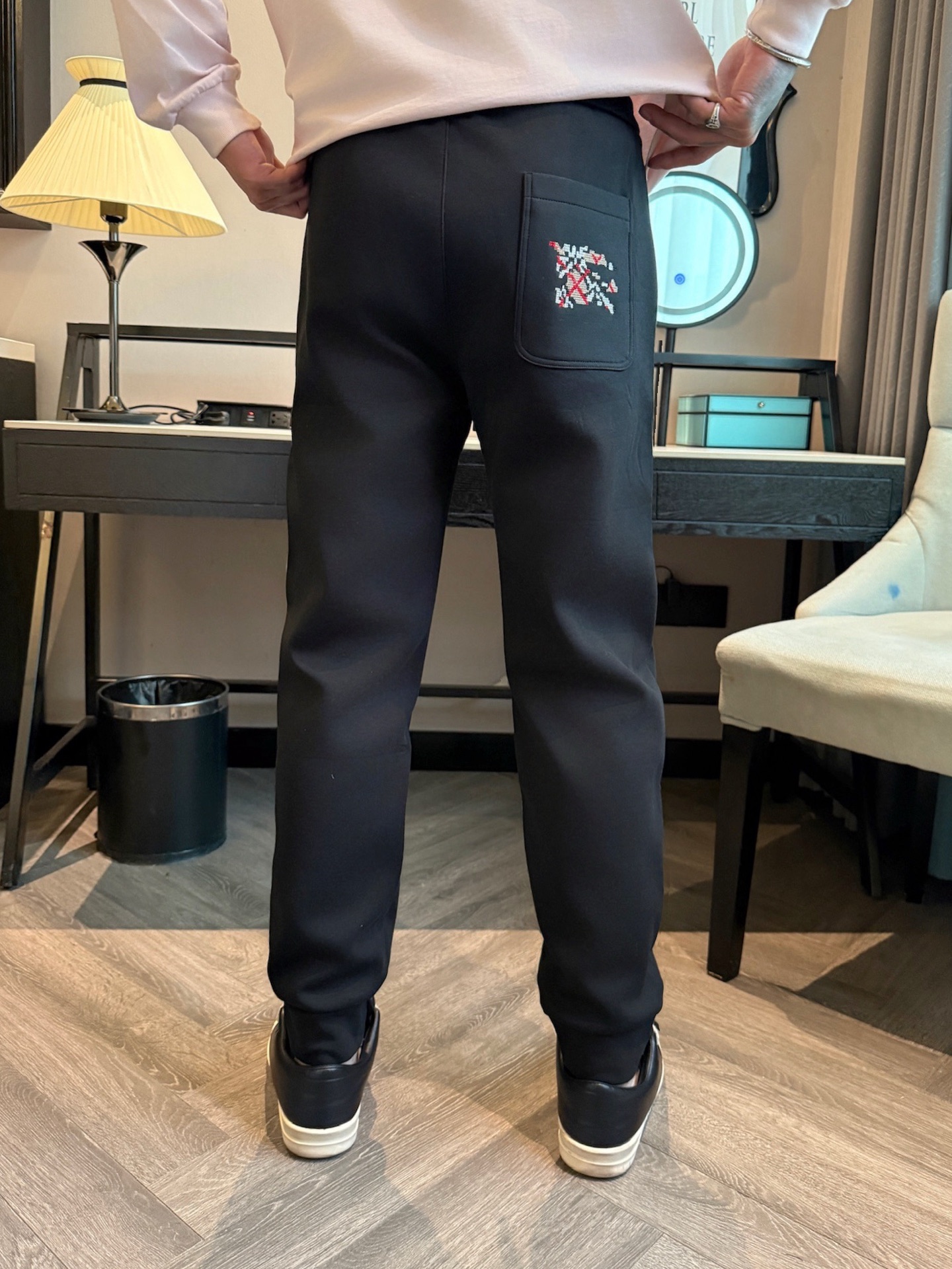 巴宝莉 顶级货品🐮 🆕2025秋冬新款休闲裤！官网同步发售。品牌经典LOGO休闲裤 ，定制面料，舒适度极