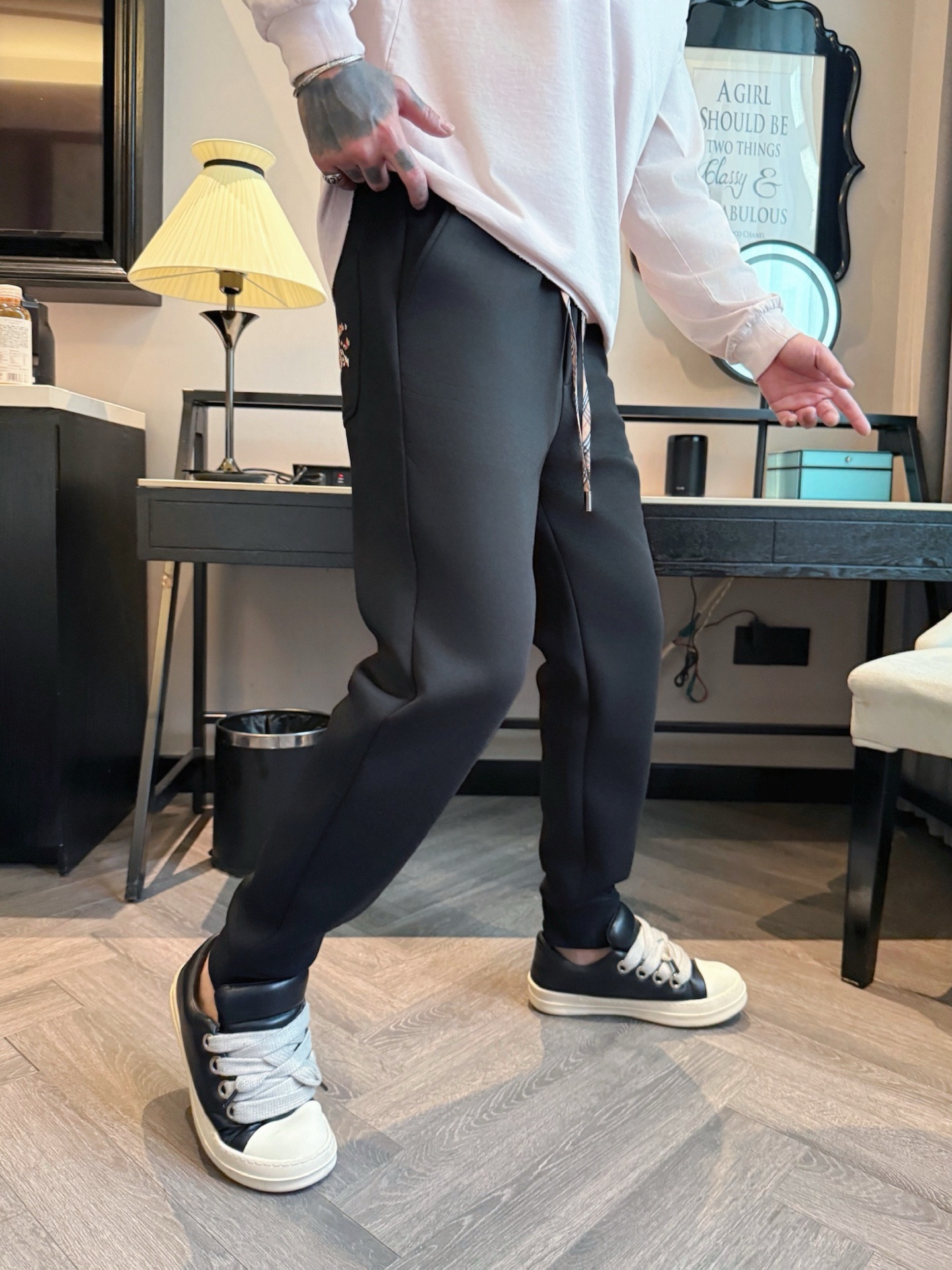 巴宝莉 顶级货品🐮 🆕2025秋冬新款休闲裤！官网同步发售。品牌经典LOGO休闲裤 ，定制面料，舒适度极