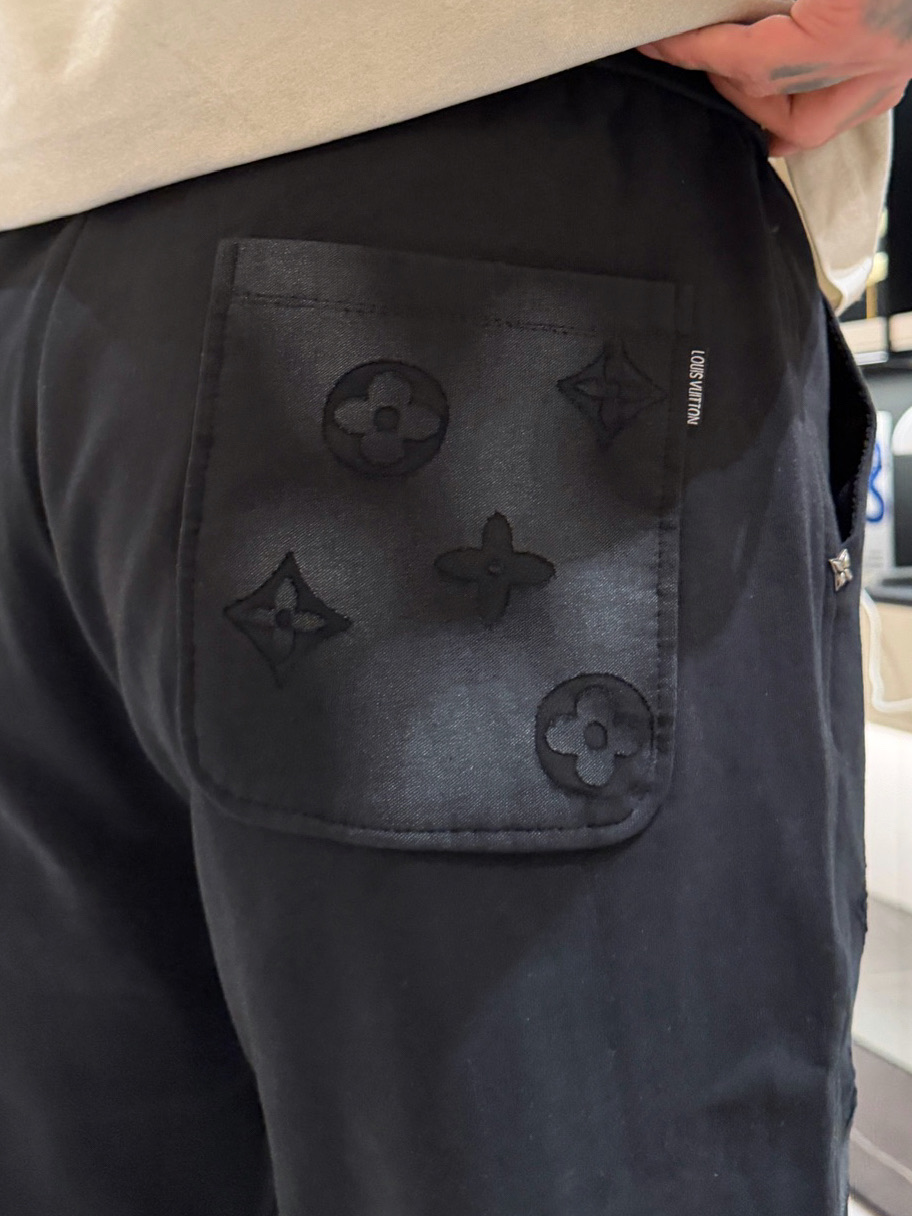 LV 顶级货品🐮 🆕2026春夏新款休闲裤！官网同步发售。品牌经典LOGO休闲裤 ，定制面料，舒适度极好