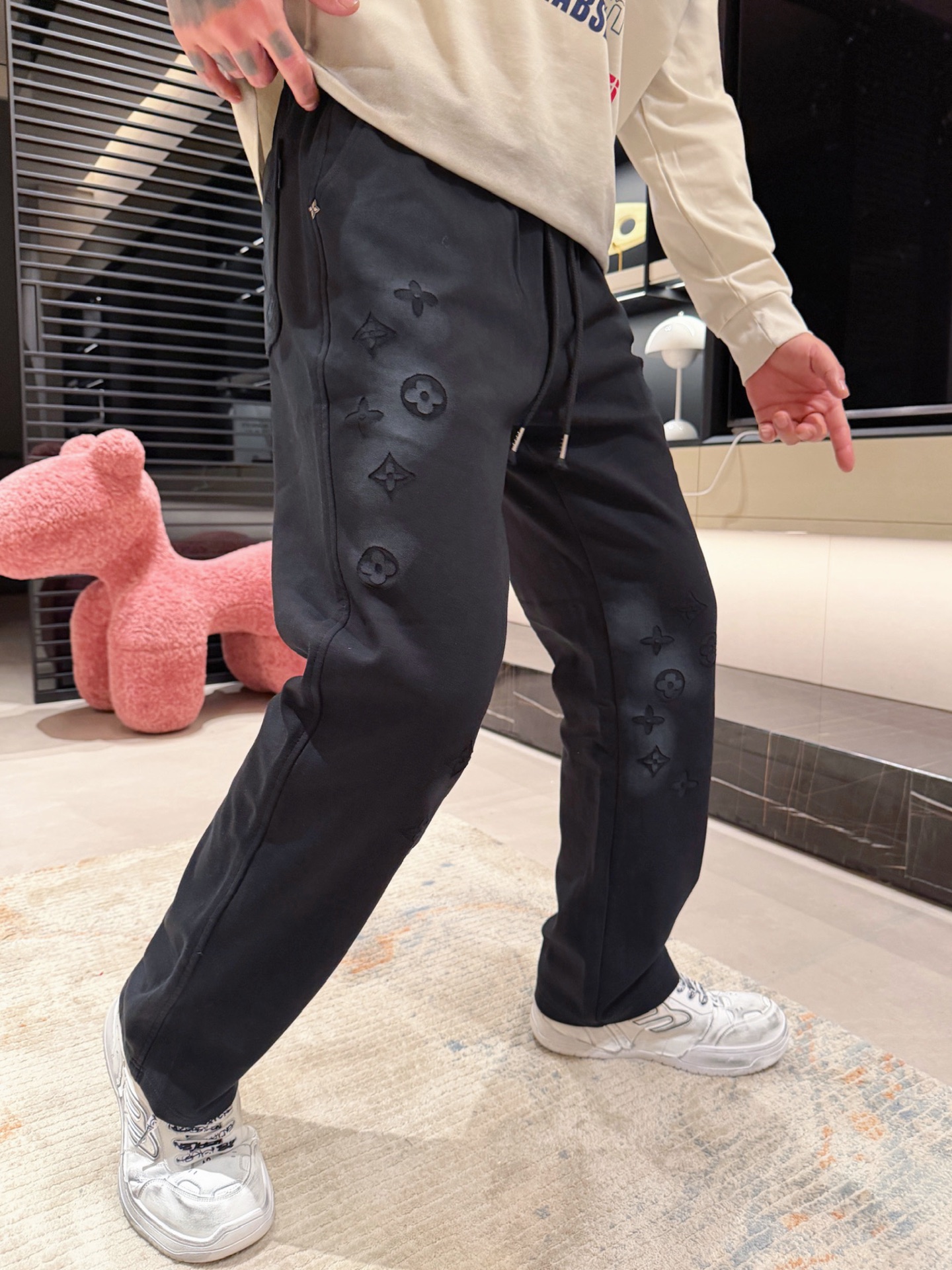 LV 顶级货品🐮 🆕2026春夏新款休闲裤！官网同步发售。品牌经典LOGO休闲裤 ，定制面料，舒适度极好