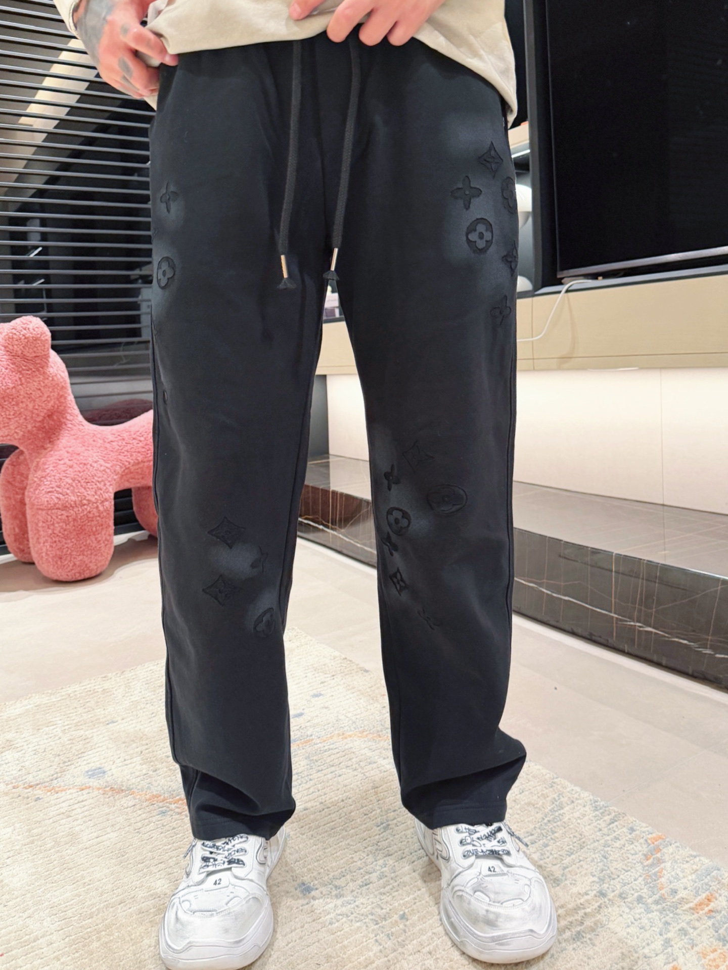 LV 顶级货品🐮 🆕2026春夏新款休闲裤！官网同步发售。品牌经典LOGO休闲裤 ，定制面料，舒适度极好