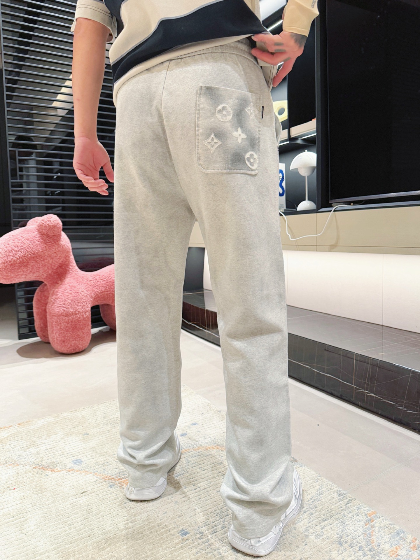 LV 顶级货品🐮 🆕2026春夏新款休闲裤！官网同步发售。品牌经典LOGO休闲裤 ，定制面料，舒适度极好