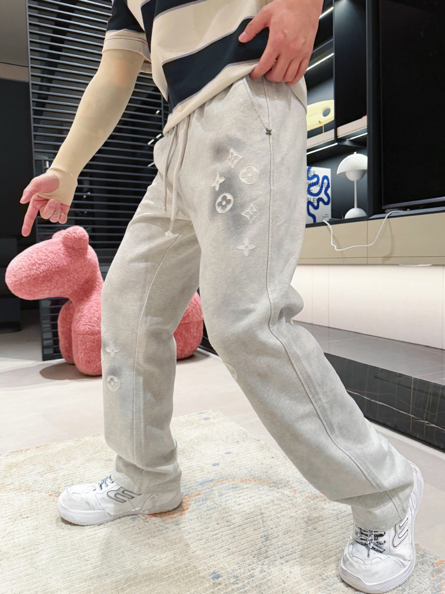 LV 顶级货品🐮 🆕2026春夏新款休闲裤！官网同步发售。品牌经典LOGO休闲裤 ，定制面料，舒适度极好