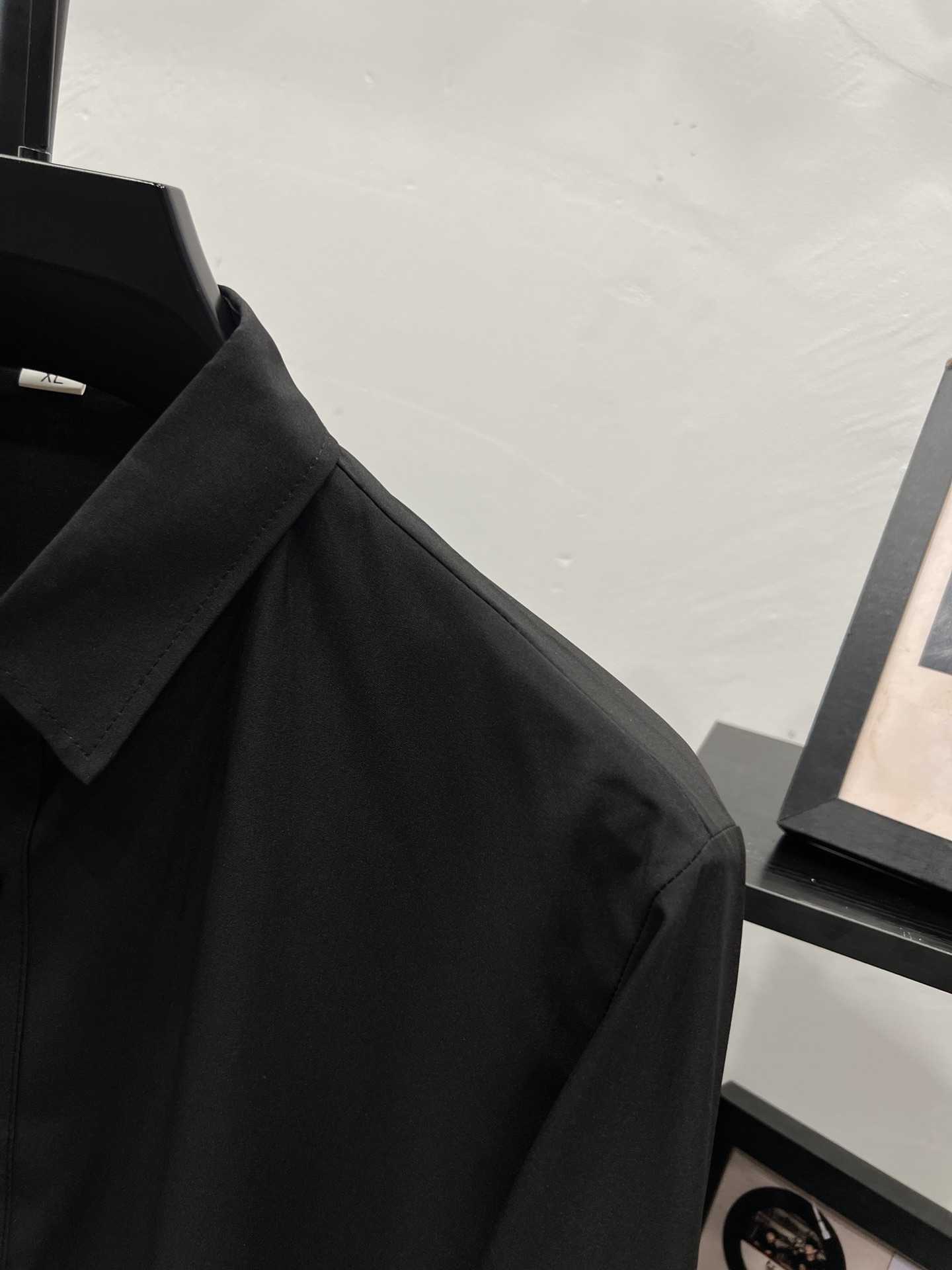 P145  川久保玲长袖衬衫系列 2024ss官网新款长袖 衬衫 衬衣，精美工艺 高端版本，专柜定制面料 透气舒适度高，精工制作，细节处理完美无可挑剔，✅定制logo刻字纽扣，三标齐全。品牌元素设计理念，体现高品质。手感细腻柔软！呈现休闲裁剪，上身版型超赞！码数：s-xl