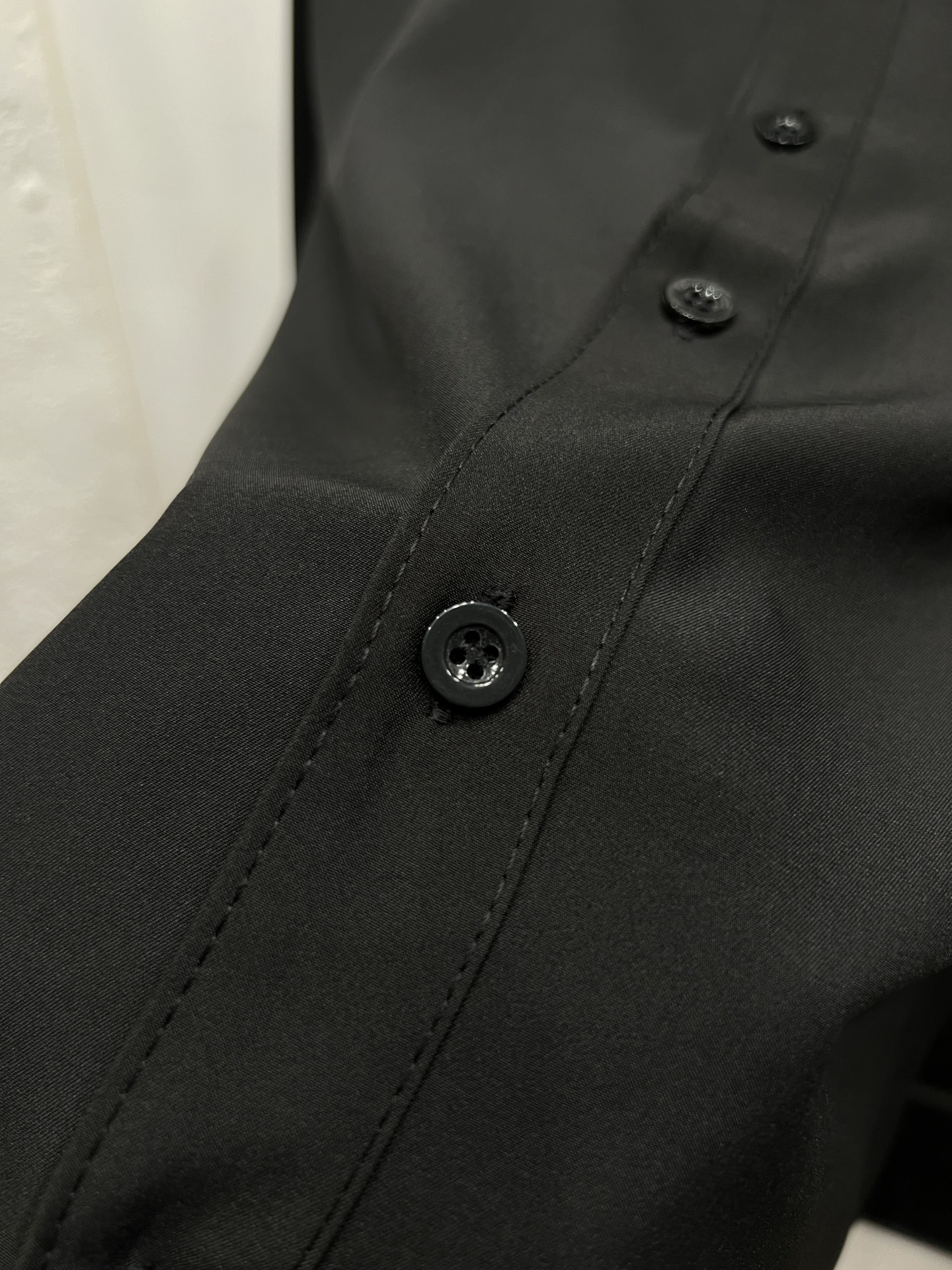 P145  川久保玲长袖衬衫系列 2024ss官网新款长袖 衬衫 衬衣，精美工艺 高端版本，专柜定制面料 透气舒适度高，精工制作，细节处理完美无可挑剔，✅定制logo刻字纽扣，三标齐全。品牌元素设计理念，体现高品质。手感细腻柔软！呈现休闲裁剪，上身版型超赞！码数：s-xl