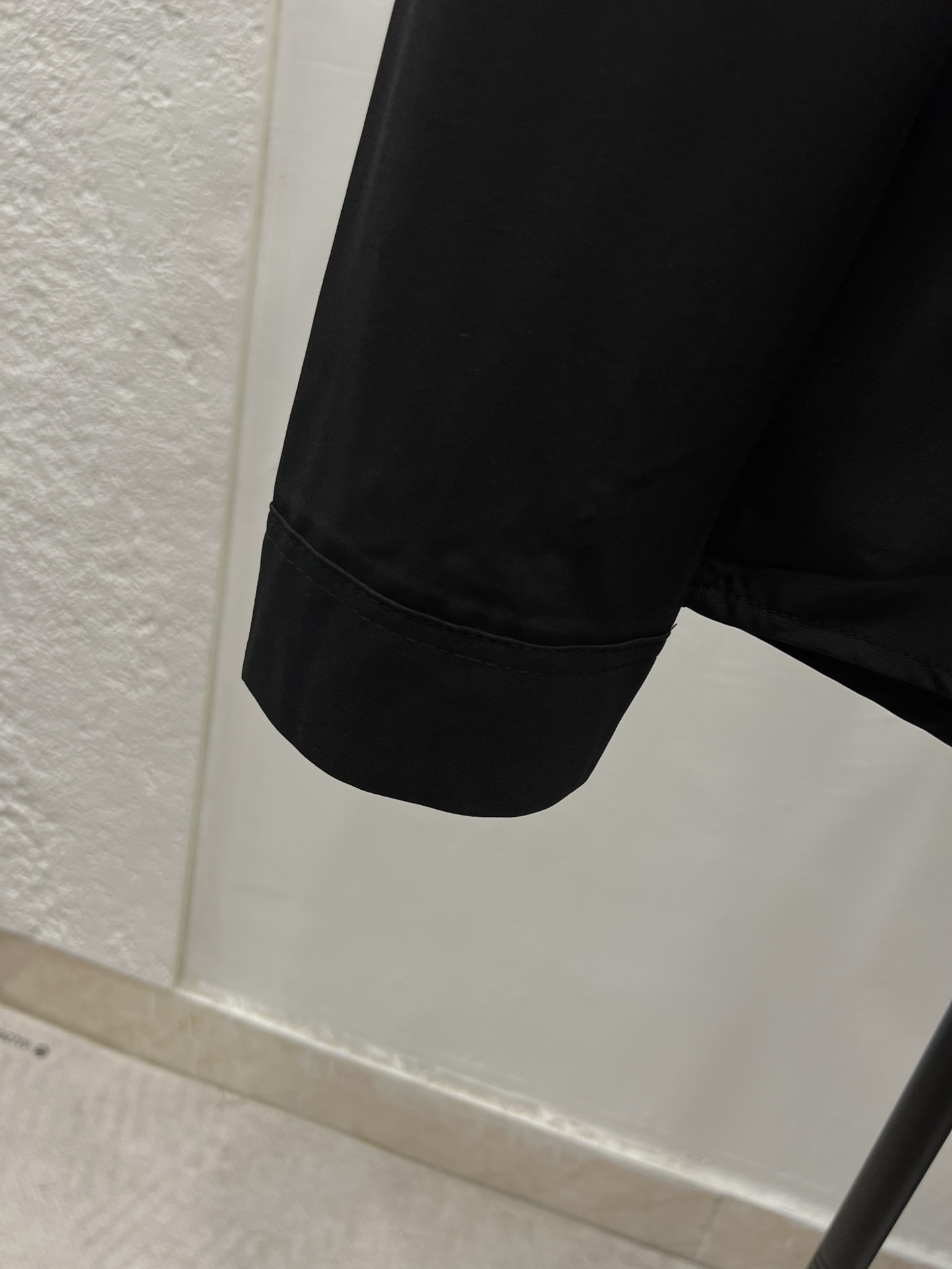 P145  川久保玲长袖衬衫系列 2024ss官网新款长袖 衬衫 衬衣，精美工艺 高端版本，专柜定制面料 透气舒适度高，精工制作，细节处理完美无可挑剔，✅定制logo刻字纽扣，三标齐全。品牌元素设计理念，体现高品质。手感细腻柔软！呈现休闲裁剪，上身版型超赞！码数：s-xl