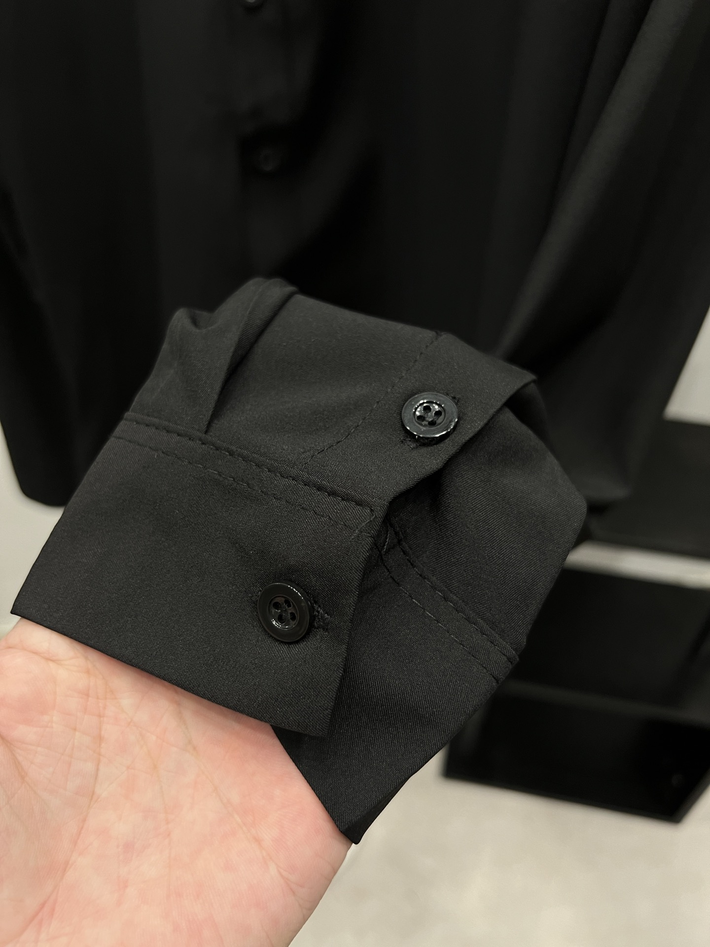 P145  川久保玲长袖衬衫系列 2024ss官网新款长袖 衬衫 衬衣，精美工艺 高端版本，专柜定制面料 透气舒适度高，精工制作，细节处理完美无可挑剔，✅定制logo刻字纽扣，三标齐全。品牌元素设计理念，体现高品质。手感细腻柔软！呈现休闲裁剪，上身版型超赞！码数：s-xl