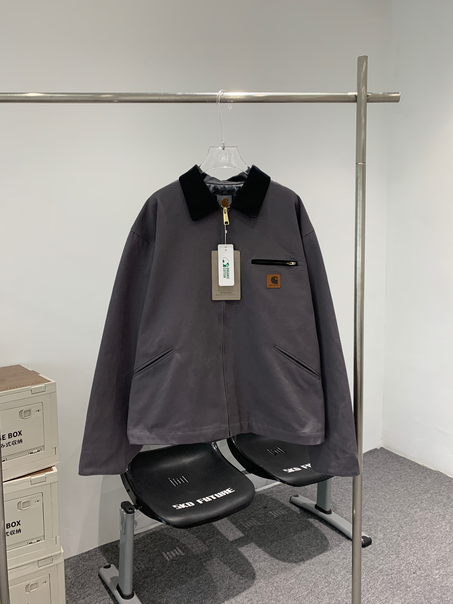 205💰 款号T137
新款CARHARTT-卡哈特J97 Vintage 水洗做旧重工底特律夹克 古着工装帆布外套 多口袋 拉链翻领工装外套
今年最火单品 来自博主口口桑的上身穿搭 许多明星博主上身 kanye球星亚历山大ken等等
定织高密帆布面料 为了达到古着款年久做旧的效果 需要成衣染色 再反复褪色 调色，做旧皮标  开模做旧五金辅料 内里为涤棉格纹面料 袖子机行薄棉 上身挺廓 重磅款式！有130年历史的美国品牌 卡哈特以制造品质卓越 舒适耐用的高质量工作装而闻名 是近期最火热的工装品牌之一 其经典程度在众多美式工装玩家心中的地位品种呈现不可言喻⚠️ 这件vintage卡哈特J97工装拉链外套cleanfit风修饰身形 做旧水洗味道非常重上身非常有内味儿
颜色：汽油紫
尺码：M-XXL