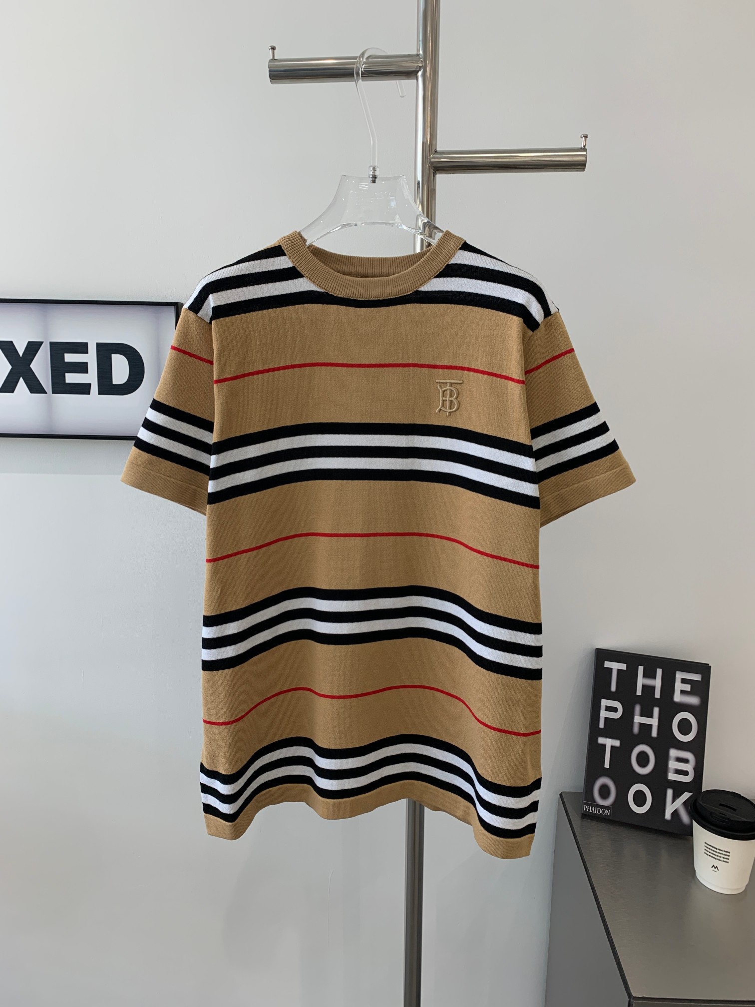 💰85
新款BURBERRY/巴宝莉2023ss夏季线纱条纹针织短袖T恤
⚠原版面料⚠高版本⚠高品质 网红明星同款
极细蚕纯棉细线 线纱 抗皱强 做工精细  定制logo 胸前精致logo刺绣 
三标齐全 男女同款 非市场普通版本 随意对比 品质绝对保证
颜色：卡其
码数：S M L XL