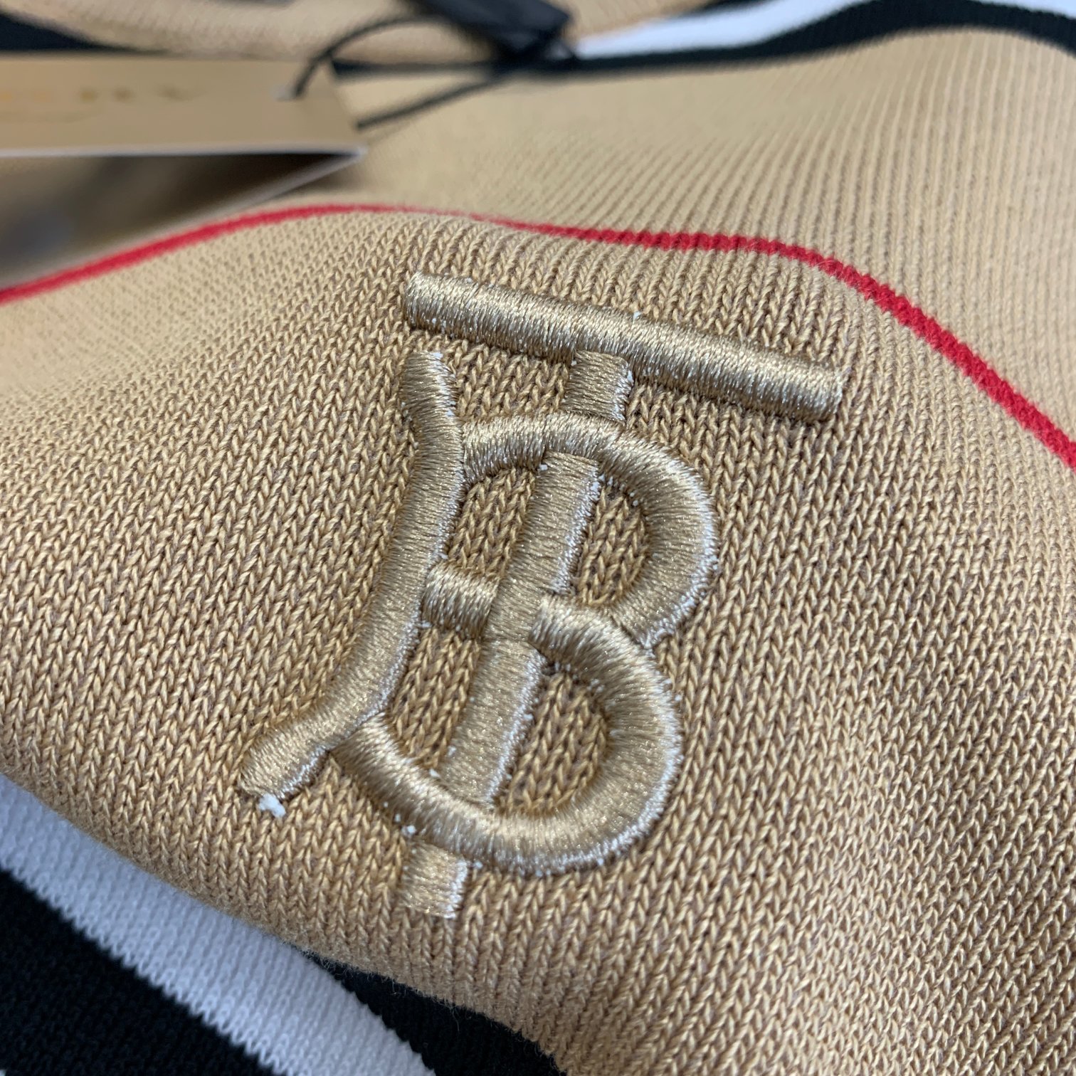 💰85
新款BURBERRY/巴宝莉2023ss夏季线纱条纹针织短袖T恤
⚠原版面料⚠高版本⚠高品质 网红明星同款
极细蚕纯棉细线 线纱 抗皱强 做工精细  定制logo 胸前精致logo刺绣 
三标齐全 男女同款 非市场普通版本 随意对比 品质绝对保证
颜色：卡其
码数：S M L XL