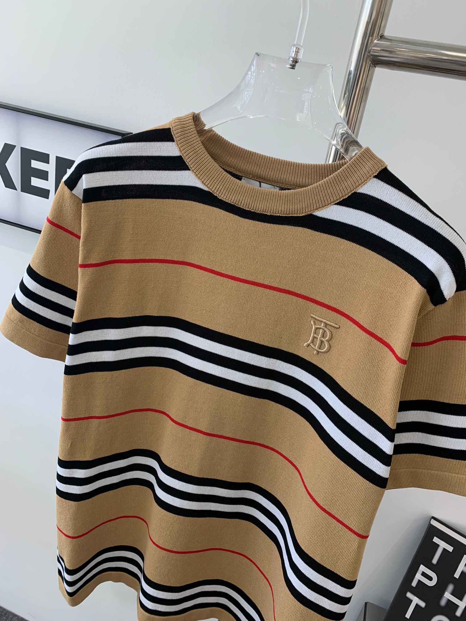 💰85
新款BURBERRY/巴宝莉2023ss夏季线纱条纹针织短袖T恤
⚠原版面料⚠高版本⚠高品质 网红明星同款
极细蚕纯棉细线 线纱 抗皱强 做工精细  定制logo 胸前精致logo刺绣 
三标齐全 男女同款 非市场普通版本 随意对比 品质绝对保证
颜色：卡其
码数：S M L XL