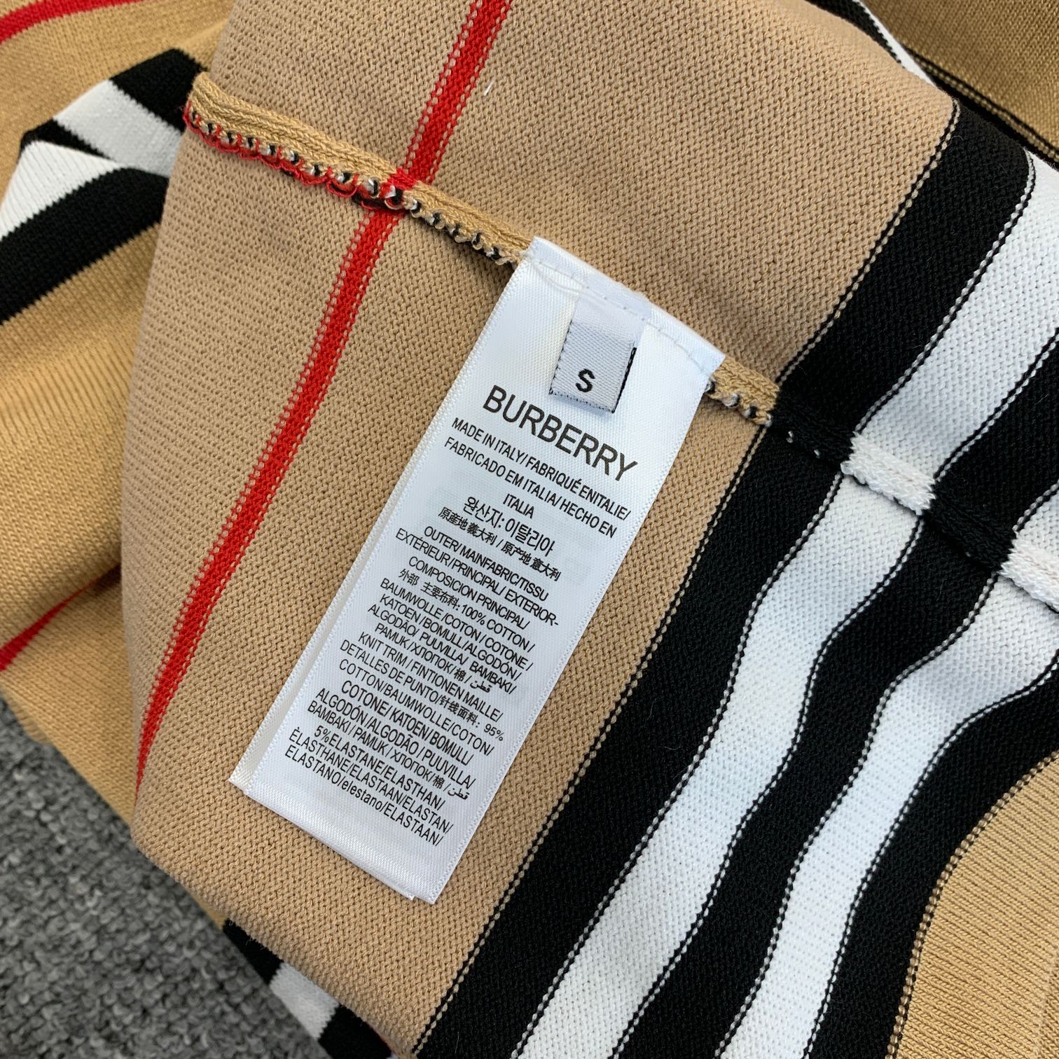 💰85
新款BURBERRY/巴宝莉2023ss夏季线纱条纹针织短袖T恤
⚠原版面料⚠高版本⚠高品质 网红明星同款
极细蚕纯棉细线 线纱 抗皱强 做工精细  定制logo 胸前精致logo刺绣 
三标齐全 男女同款 非市场普通版本 随意对比 品质绝对保证
颜色：卡其
码数：S M L XL