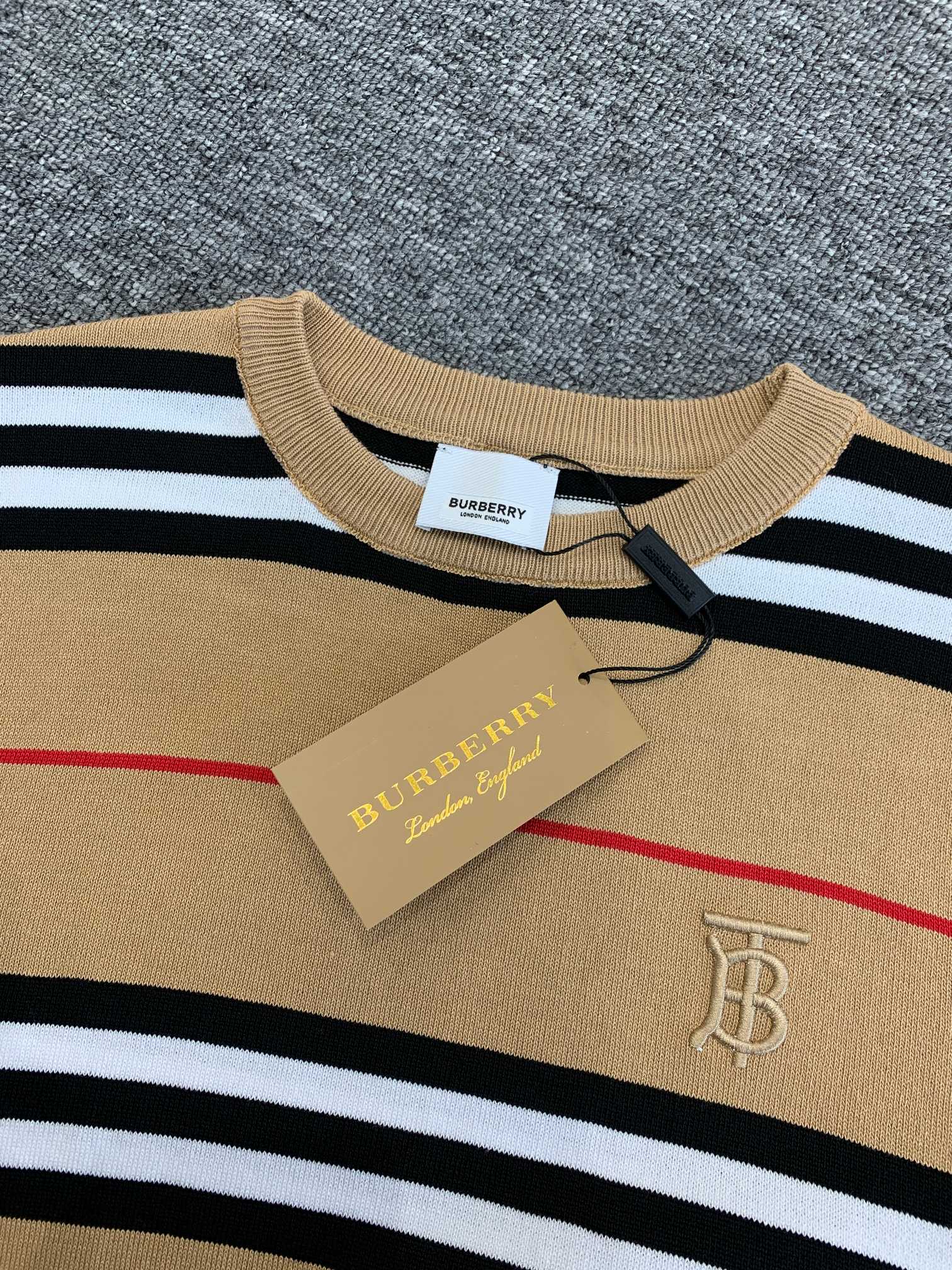 💰85
新款BURBERRY/巴宝莉2023ss夏季线纱条纹针织短袖T恤
⚠原版面料⚠高版本⚠高品质 网红明星同款
极细蚕纯棉细线 线纱 抗皱强 做工精细  定制logo 胸前精致logo刺绣 
三标齐全 男女同款 非市场普通版本 随意对比 品质绝对保证
颜色：卡其
码数：S M L XL