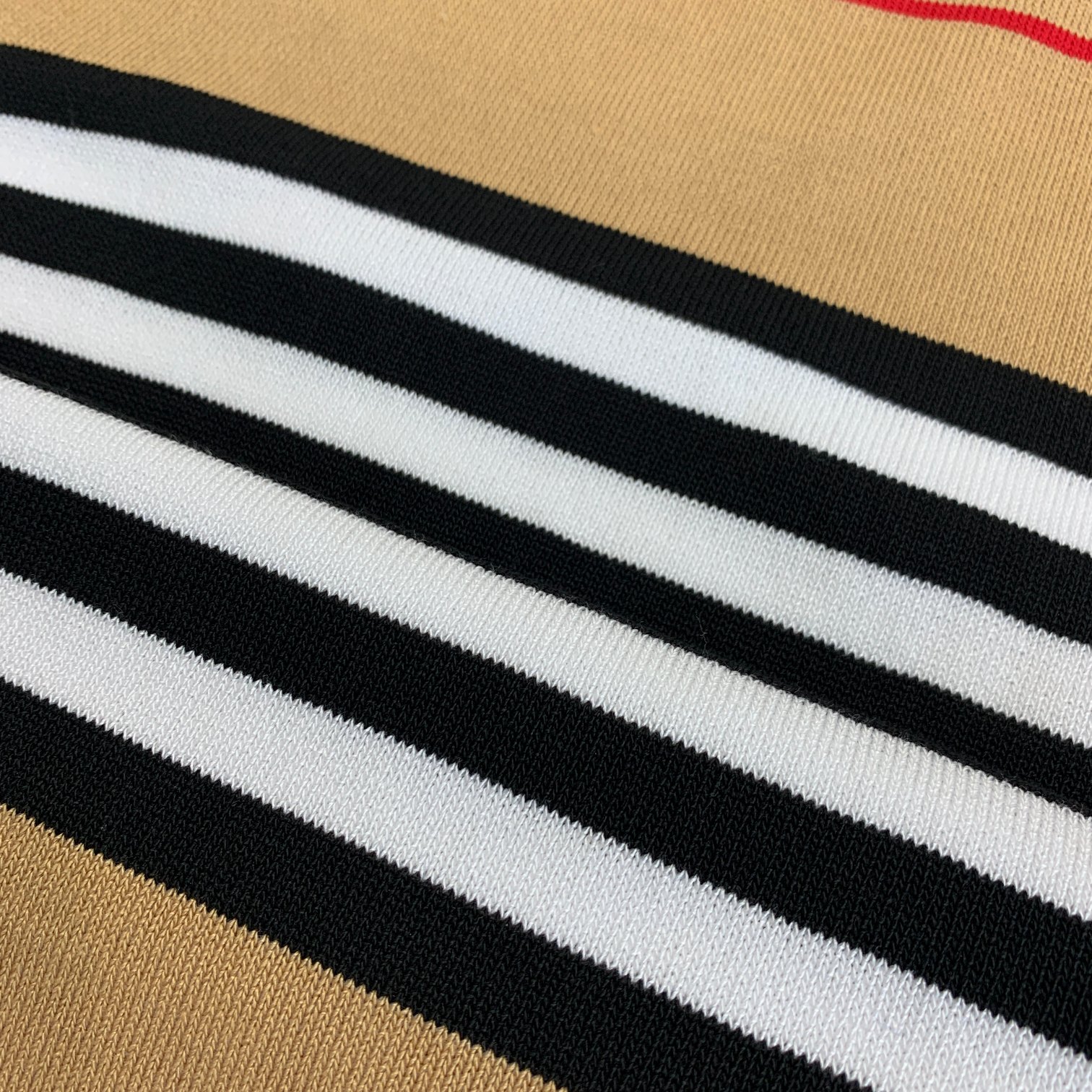 💰85
新款BURBERRY/巴宝莉2023ss夏季线纱条纹针织短袖T恤
⚠原版面料⚠高版本⚠高品质 网红明星同款
极细蚕纯棉细线 线纱 抗皱强 做工精细  定制logo 胸前精致logo刺绣 
三标齐全 男女同款 非市场普通版本 随意对比 品质绝对保证
颜色：卡其
码数：S M L XL