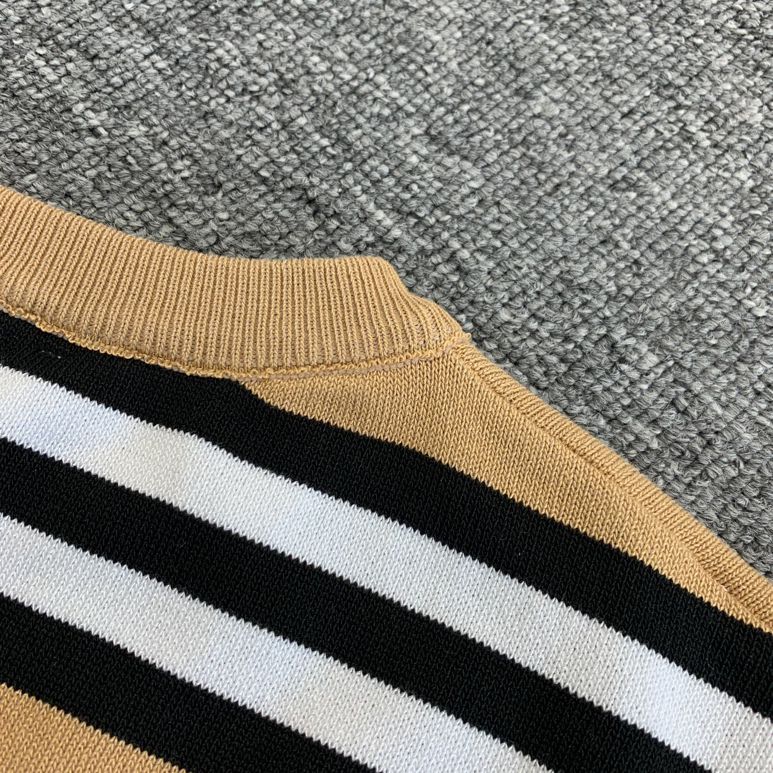 💰85
新款BURBERRY/巴宝莉2023ss夏季线纱条纹针织短袖T恤
⚠原版面料⚠高版本⚠高品质 网红明星同款
极细蚕纯棉细线 线纱 抗皱强 做工精细  定制logo 胸前精致logo刺绣 
三标齐全 男女同款 非市场普通版本 随意对比 品质绝对保证
颜色：卡其
码数：S M L XL
