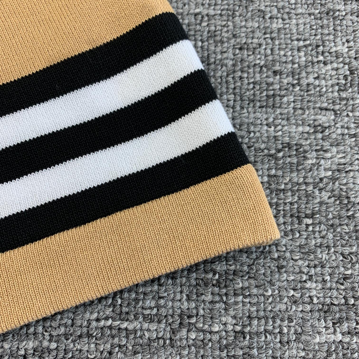 💰85
新款BURBERRY/巴宝莉2023ss夏季线纱条纹针织短袖T恤
⚠原版面料⚠高版本⚠高品质 网红明星同款
极细蚕纯棉细线 线纱 抗皱强 做工精细  定制logo 胸前精致logo刺绣 
三标齐全 男女同款 非市场普通版本 随意对比 品质绝对保证
颜色：卡其
码数：S M L XL
