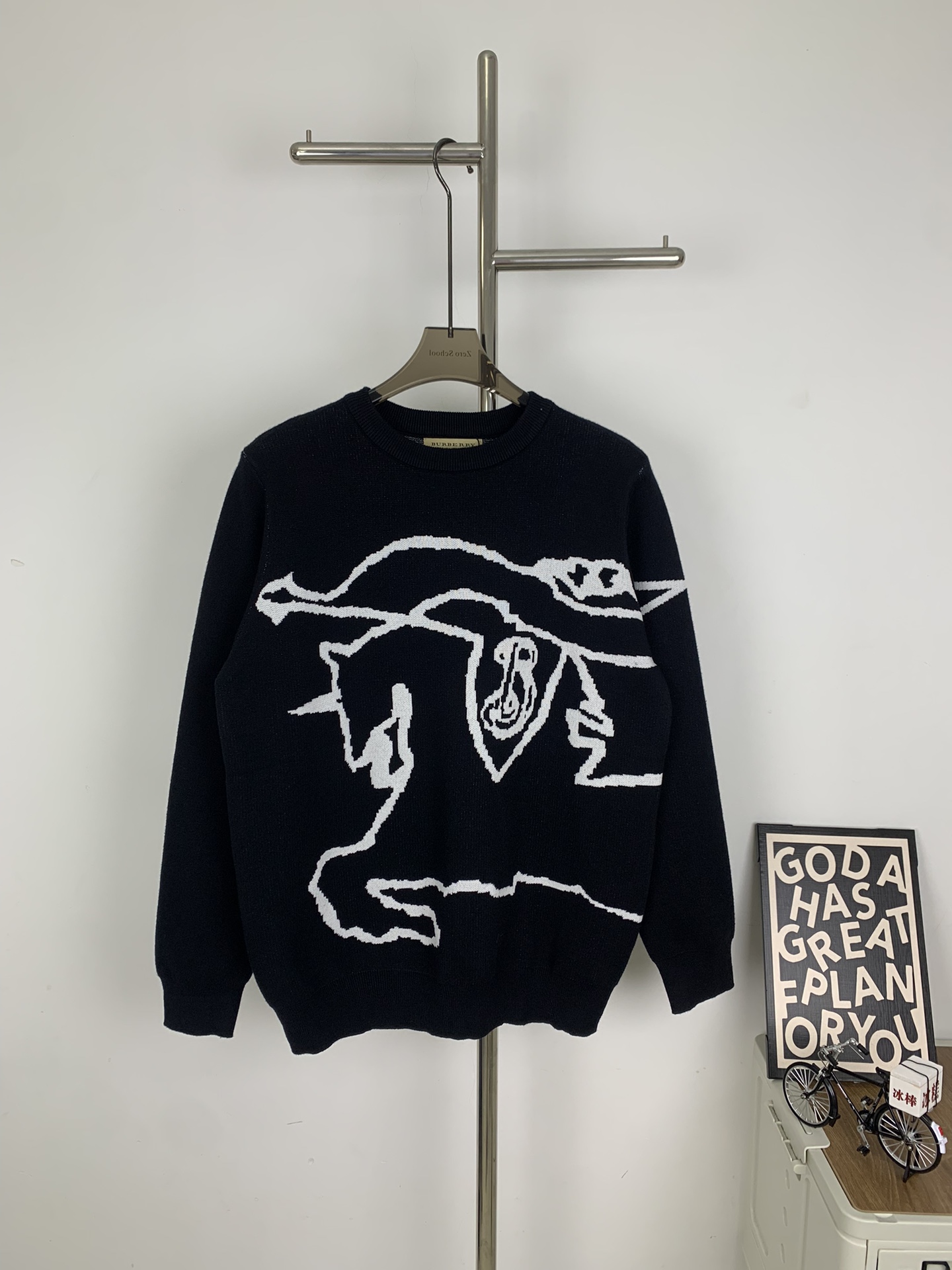 145💰款号G722 新款BURBERRY BBR 巴宝莉 24ss 专柜限量款简笔马术骑士图案黑战马提花情侣圆领针织毛衣 胸前图案双层提花刺绣 栩栩如生 宽松廓形剪裁 显瘦不挑人 女生建议最小码 不挑性别 随意穿搭上身即时尚 官网最新全套定制辅料 水洗 领标 吊牌 等一应俱全 真正做到一比一！ Burberry 是由雨衣制造商 Thomas Burberry 于 1856 年创立的同名品牌，并凭借创始人的标志性作品——华达呢堑壕风衣而闻名于世，堪称英式风尚的代表。位于伦敦的现任创意总监 RiccardoTisci 延续创始人的先锋精神，为 Burberry 的经典英伦设计注入了前瞻性理念和街头元素 尺码：S M L XL