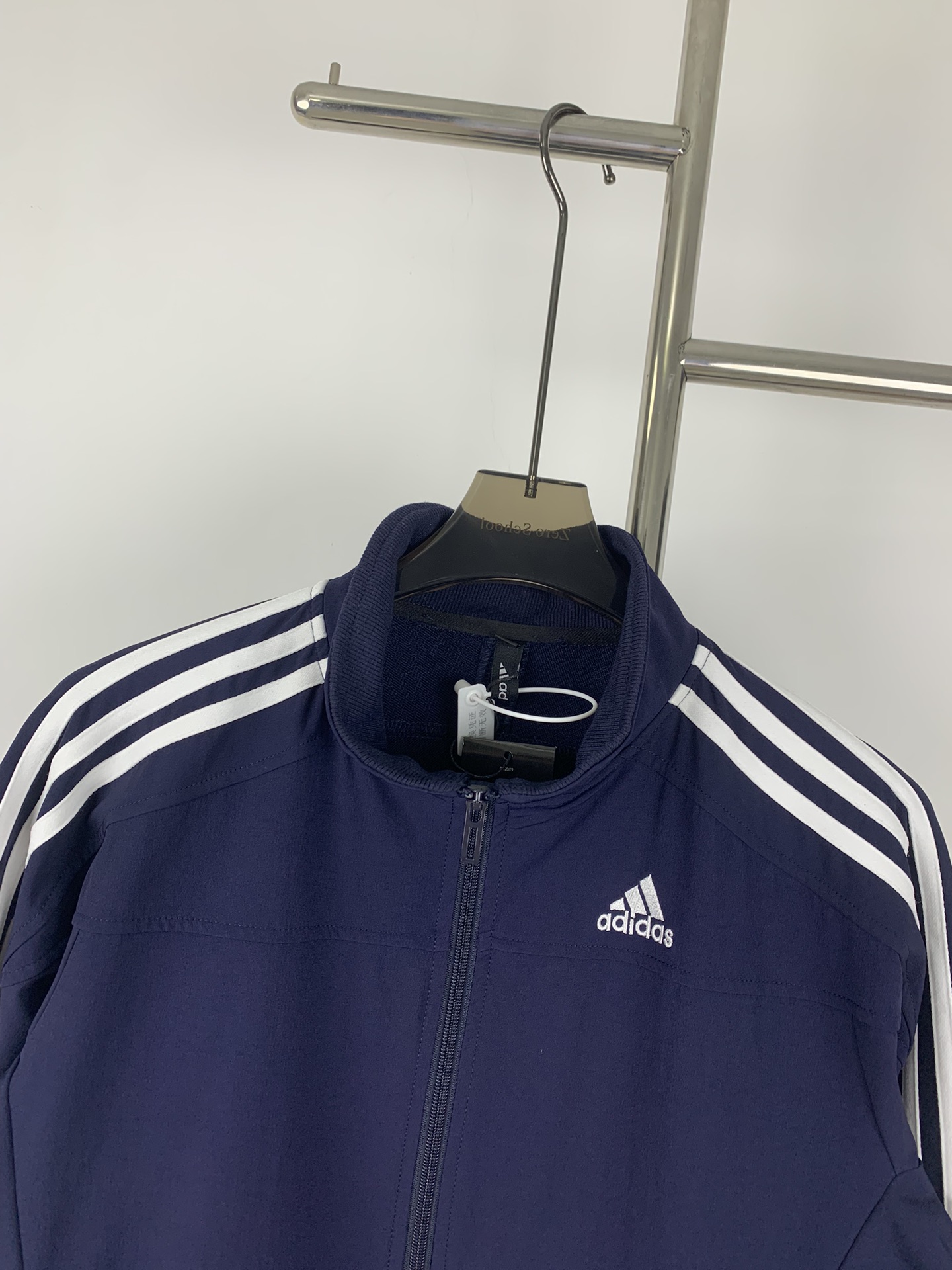 🛒168💰『常熟纯原高端货』✅每日新品上新,质量品质放心,三标齐全版本,款号Z356
新款Adidas阿迪达斯立领三条杠牛仔夹克外套网红大爆款 男女同款
顶级版本 欢迎对比
Ins小红书超火爆款系列 各大明星网红上身款
面料定色定染 牛仔藏蓝色面料 表面有白色点纹路 内里是白色 区别市场错版梭织
定制原版内镂空YKK拉链 通货使用的三叶草拉链头
领口内包边定制字母织带 通货纯色织带
领口内包螺纹和袖子螺纹原版井子超密螺纹 通货使用的是竖条螺纹
做工精致 辅料齐全 质量一如既往的好 只为从细节上体现
颜色:藏蓝色
尺码: S M L XL