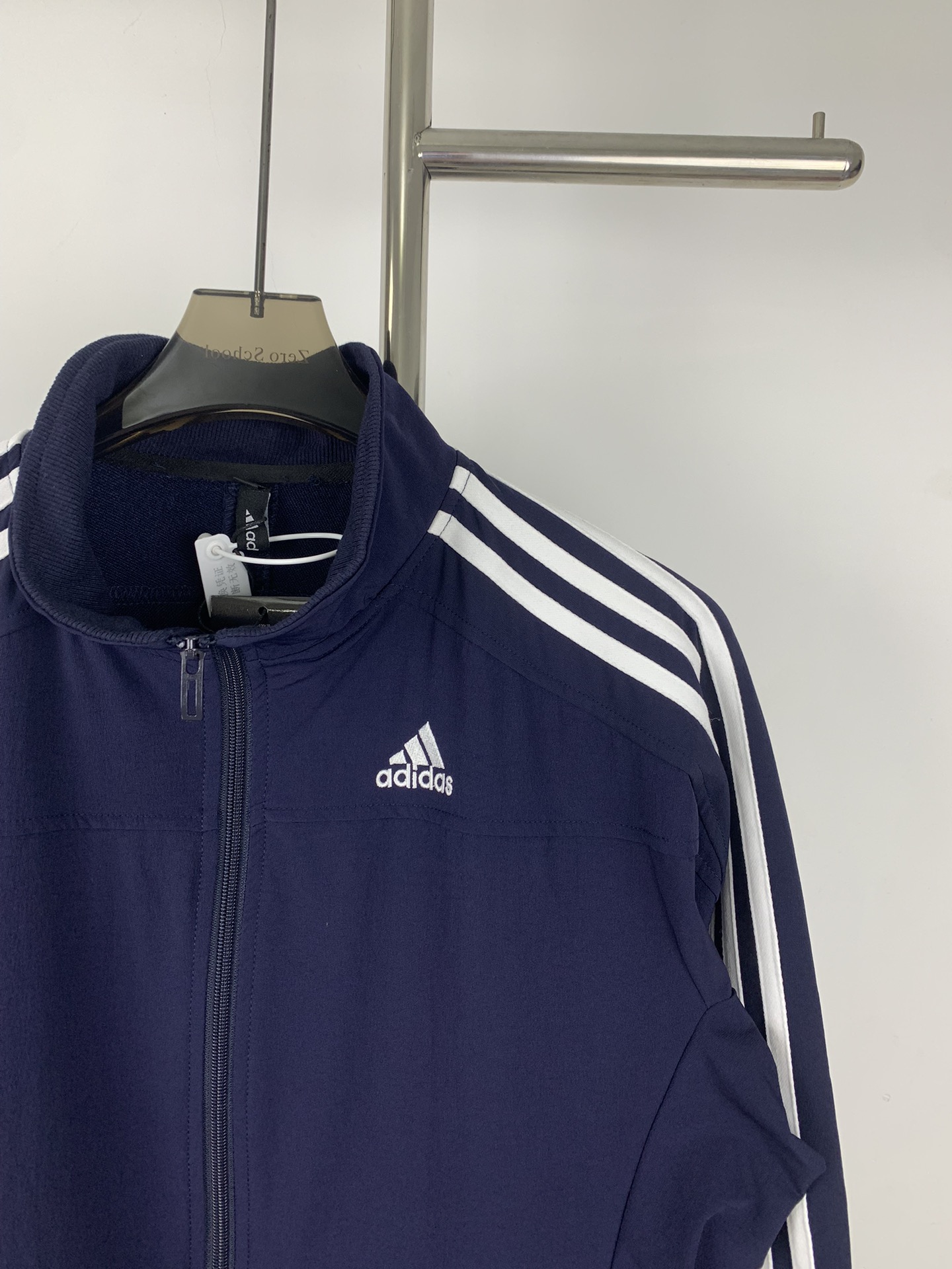 🛒168💰『常熟纯原高端货』✅每日新品上新,质量品质放心,三标齐全版本,款号Z356
新款Adidas阿迪达斯立领三条杠牛仔夹克外套网红大爆款 男女同款
顶级版本 欢迎对比
Ins小红书超火爆款系列 各大明星网红上身款
面料定色定染 牛仔藏蓝色面料 表面有白色点纹路 内里是白色 区别市场错版梭织
定制原版内镂空YKK拉链 通货使用的三叶草拉链头
领口内包边定制字母织带 通货纯色织带
领口内包螺纹和袖子螺纹原版井子超密螺纹 通货使用的是竖条螺纹
做工精致 辅料齐全 质量一如既往的好 只为从细节上体现
颜色:藏蓝色
尺码: S M L XL