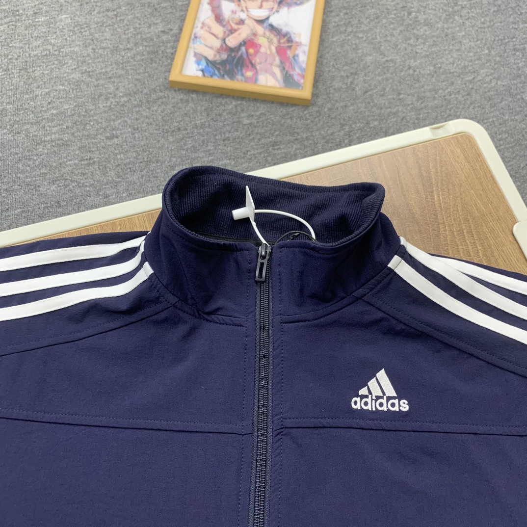 🛒168💰『常熟纯原高端货』✅每日新品上新,质量品质放心,三标齐全版本,款号Z356
新款Adidas阿迪达斯立领三条杠牛仔夹克外套网红大爆款 男女同款
顶级版本 欢迎对比
Ins小红书超火爆款系列 各大明星网红上身款
面料定色定染 牛仔藏蓝色面料 表面有白色点纹路 内里是白色 区别市场错版梭织
定制原版内镂空YKK拉链 通货使用的三叶草拉链头
领口内包边定制字母织带 通货纯色织带
领口内包螺纹和袖子螺纹原版井子超密螺纹 通货使用的是竖条螺纹
做工精致 辅料齐全 质量一如既往的好 只为从细节上体现
颜色:藏蓝色
尺码: S M L XL