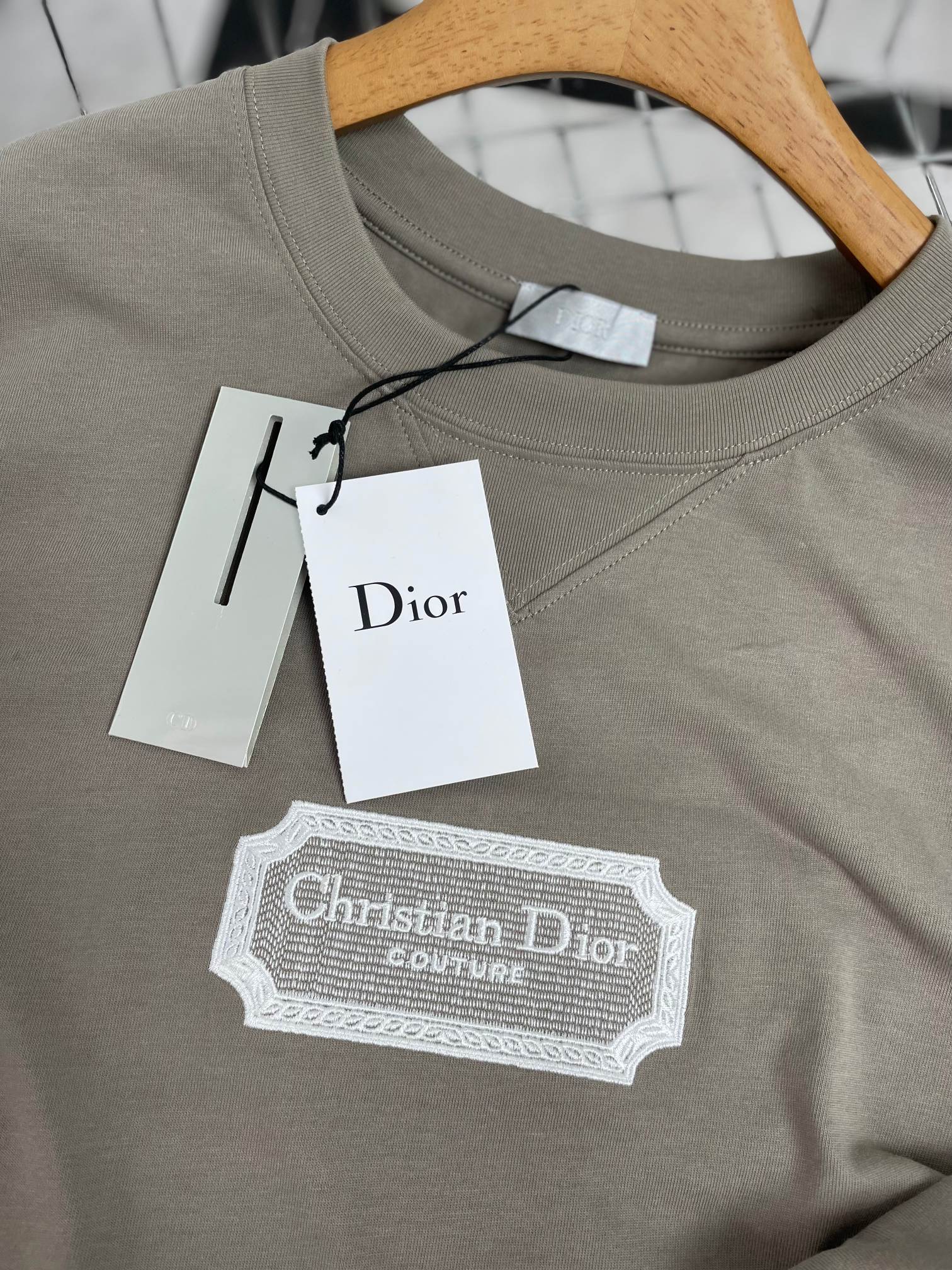 Diocouture刀片刺绣T恤本款采用原版定织26支双股纱成衣再洗水后处理工艺面料克重达到320克标志