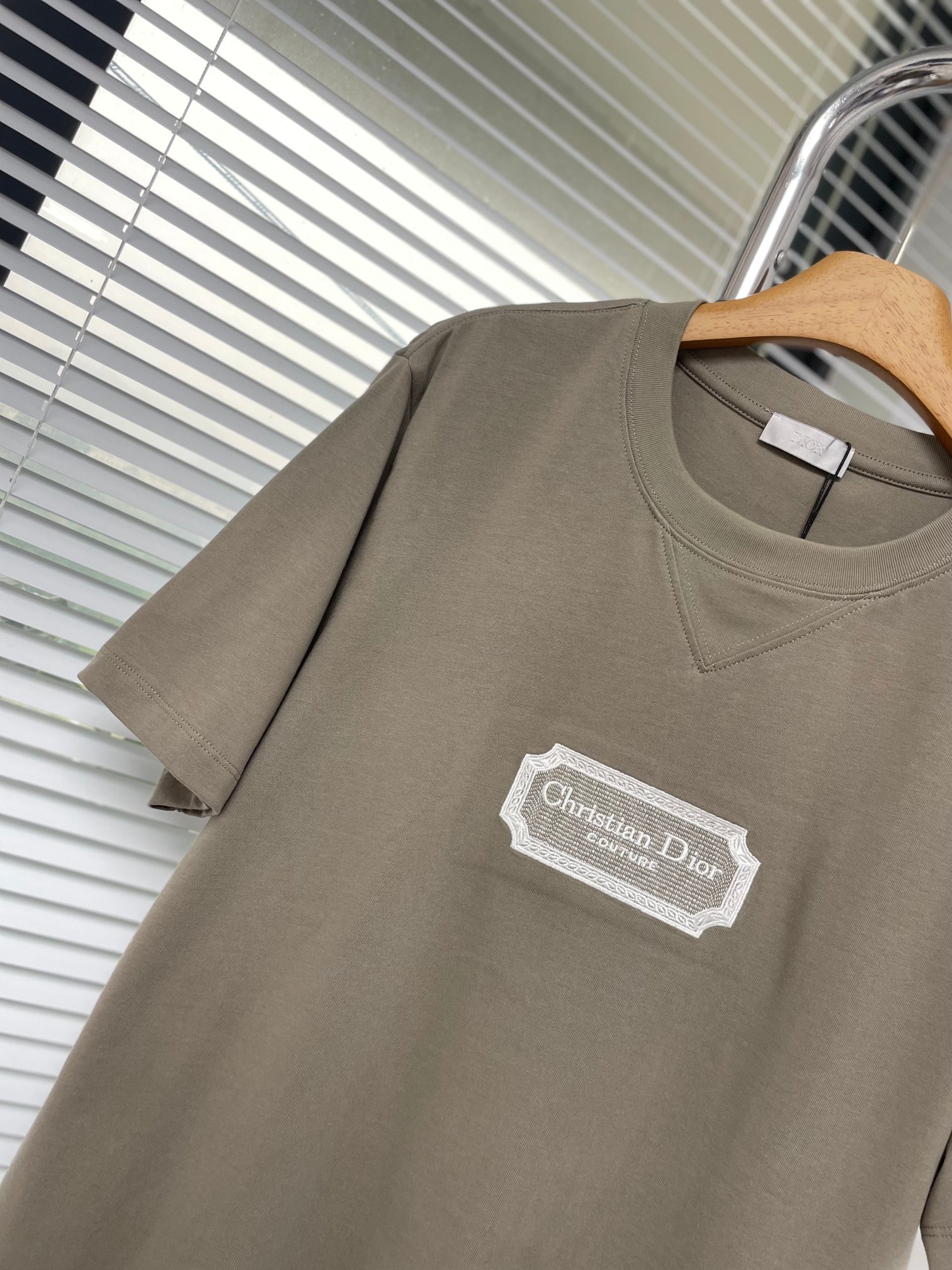 Diocouture刀片刺绣T恤本款采用原版定织26支双股纱成衣再洗水后处理工艺面料克重达到320克标志