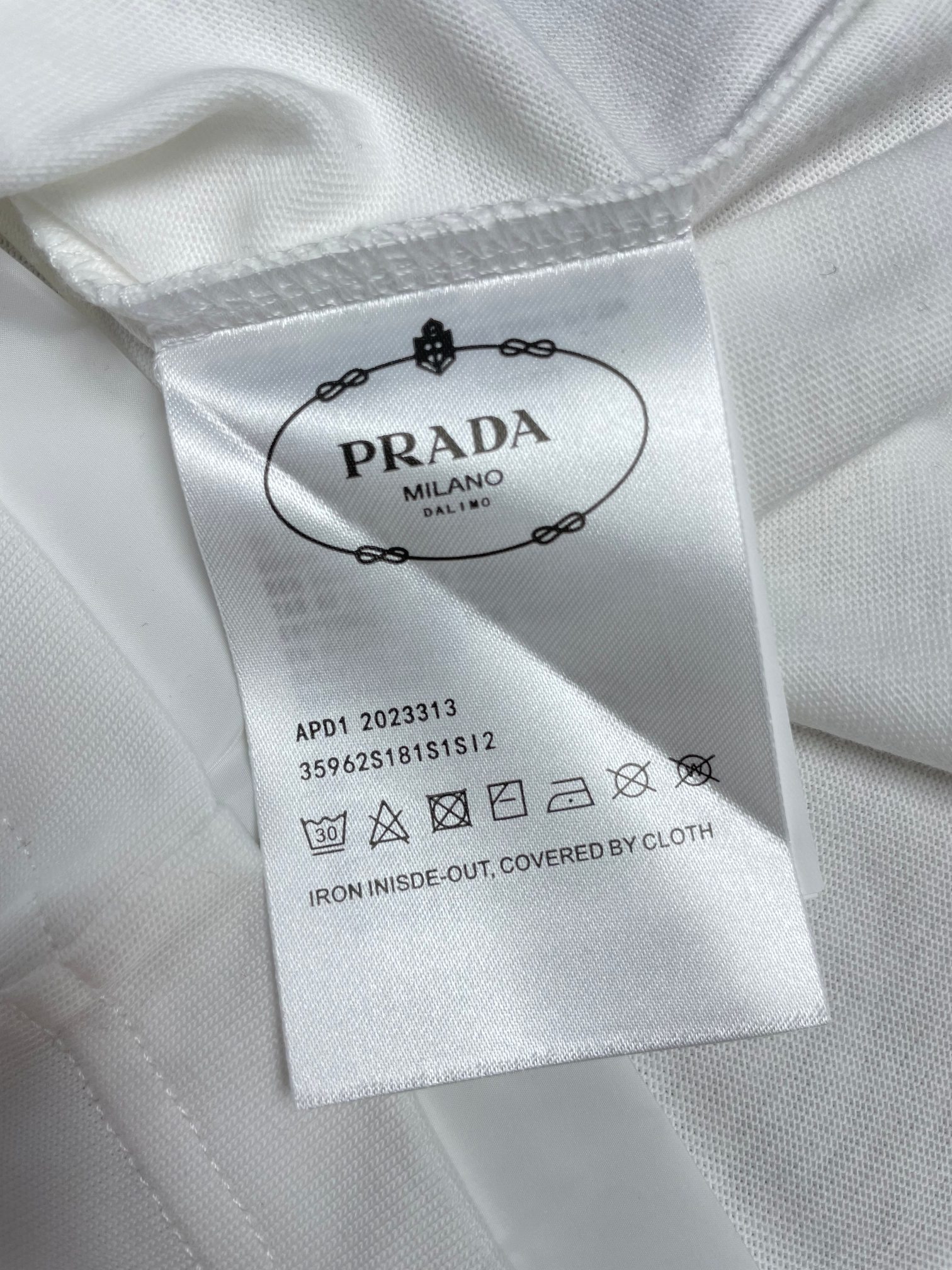 PRADA*普拉达假二件拼接平纹针织T恤这款Pra平纹针织T恤是品牌的基础款式！采用280克纯棉面料舒适