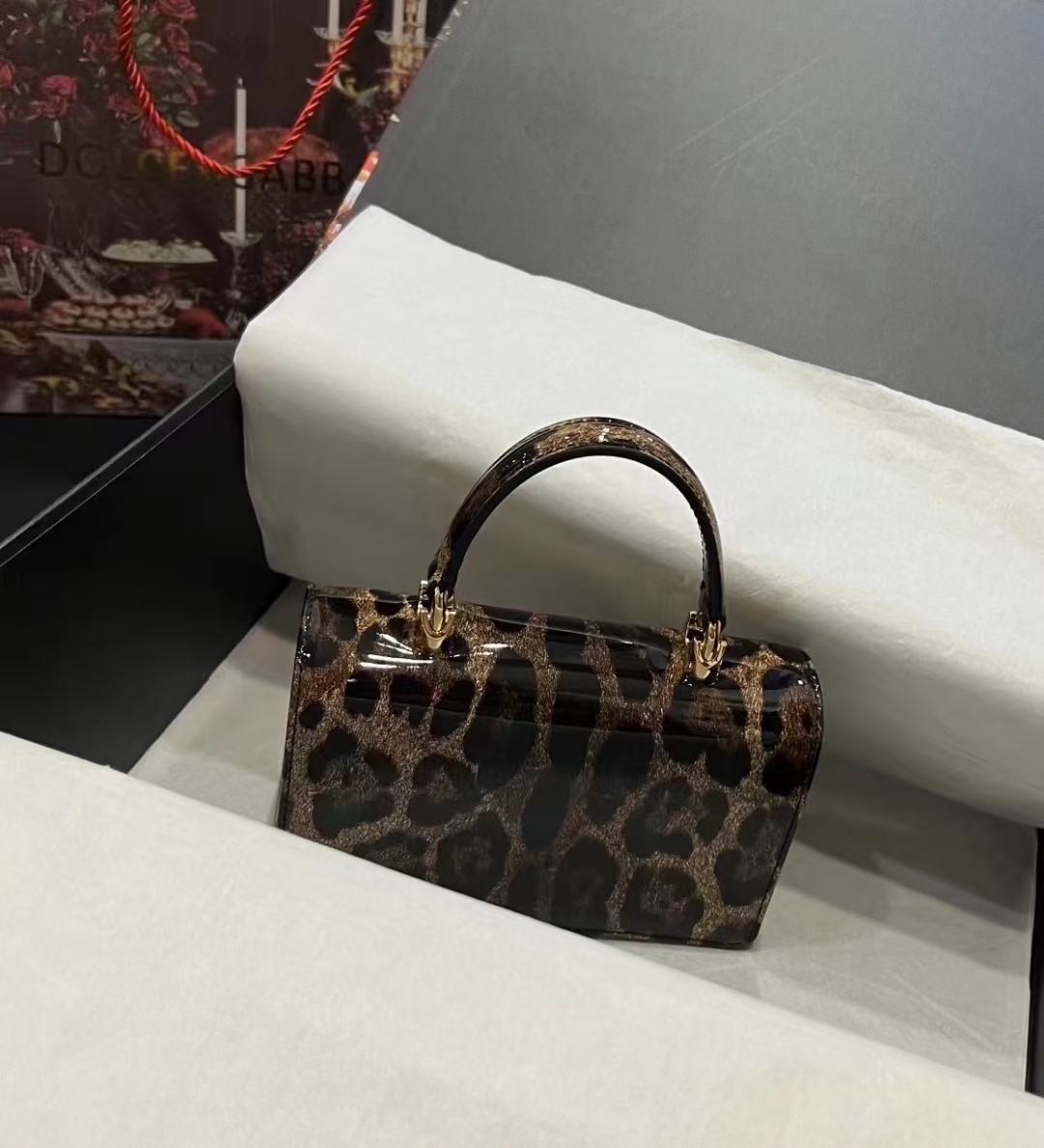 Dolce & Gabban杜嘉班纳💫漆皮豹纹，品牌典范之作🌟现以全新精巧版本焕新呈现，可轻松收纳常用物