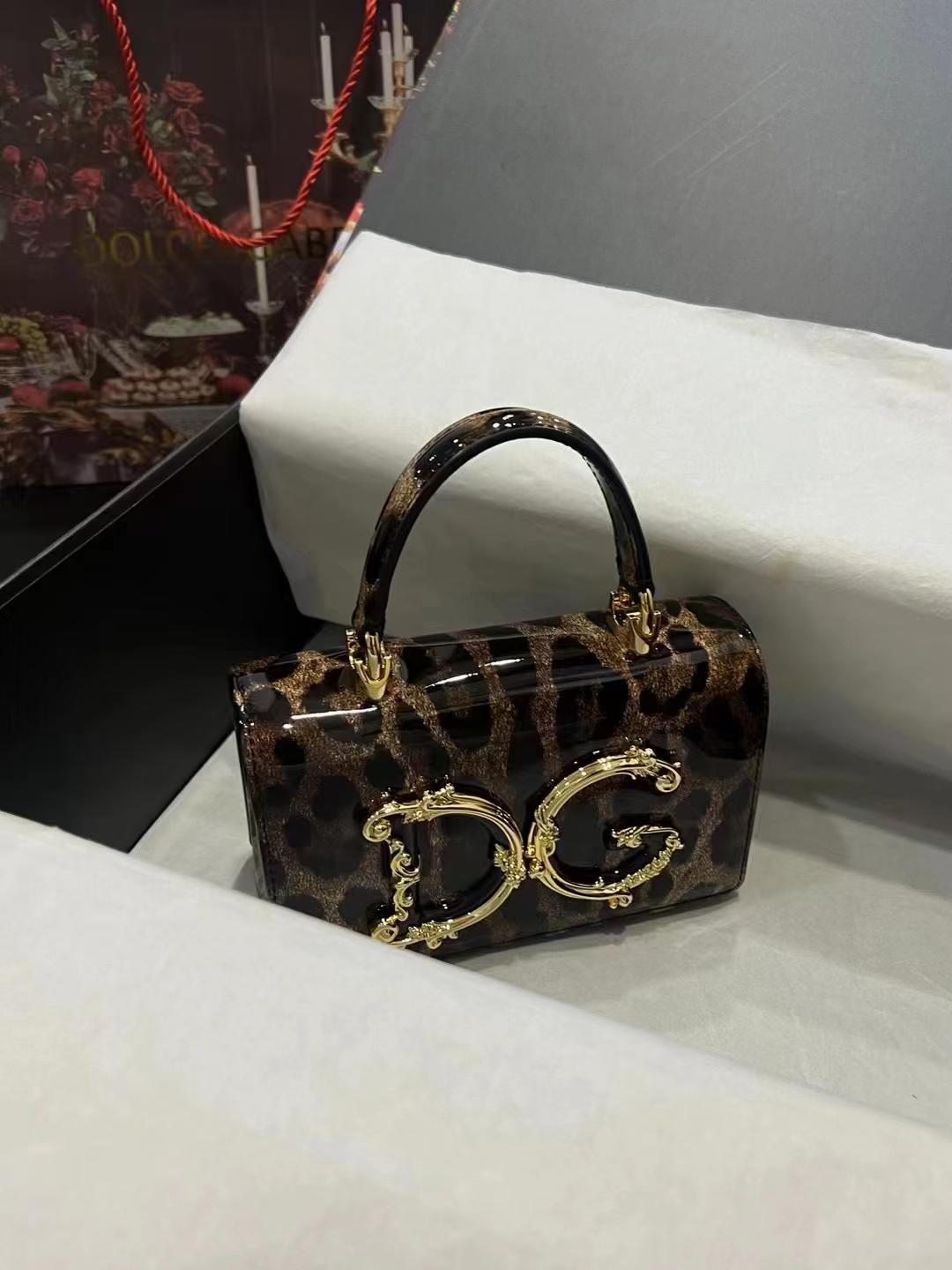 Dolce & Gabban杜嘉班纳💫漆皮豹纹，品牌典范之作🌟现以全新精巧版本焕新呈现，可轻松收纳常用物