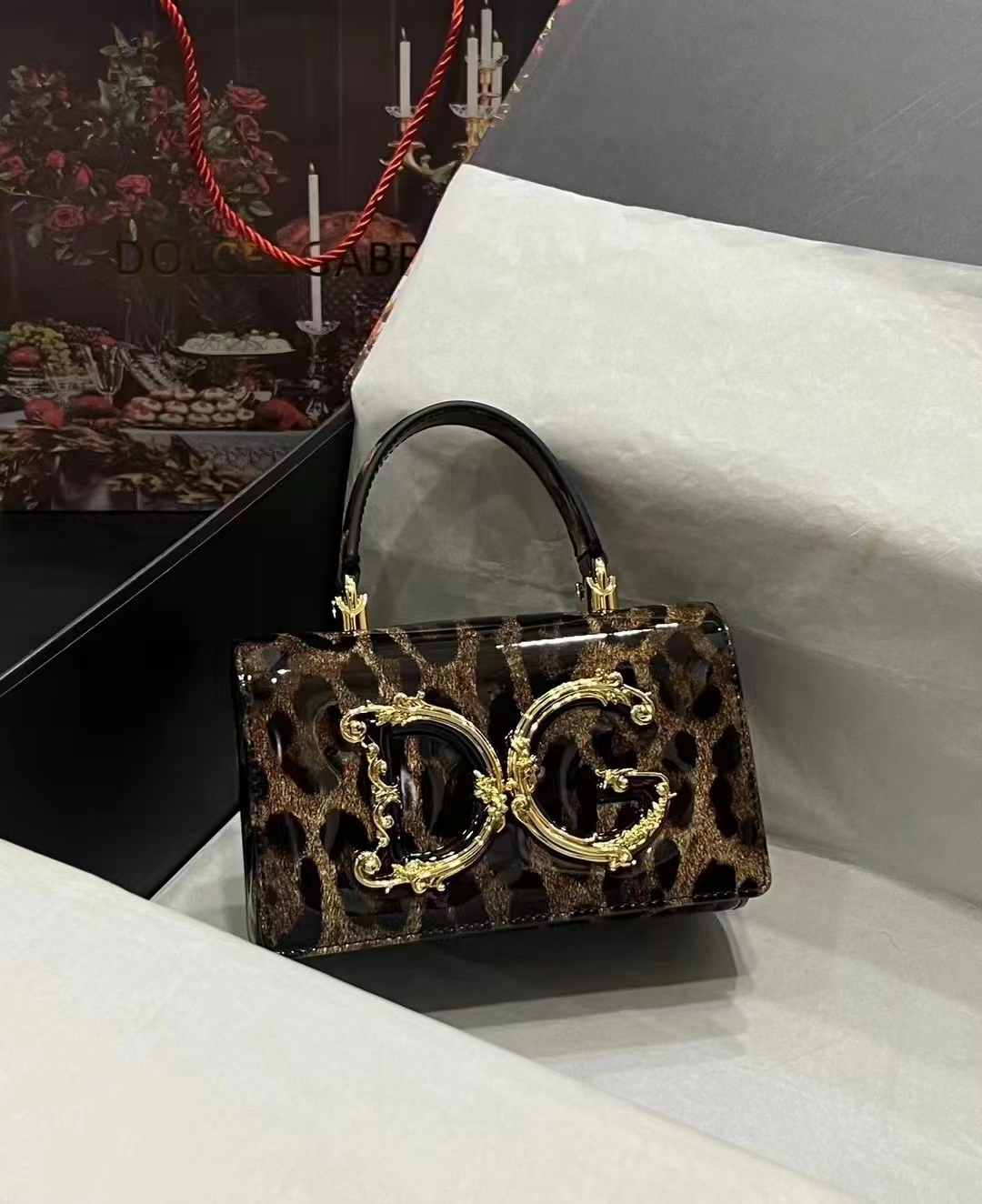 Dolce & Gabban杜嘉班纳💫漆皮豹纹，品牌典范之作🌟现以全新精巧版本焕新呈现，可轻松收纳常用物