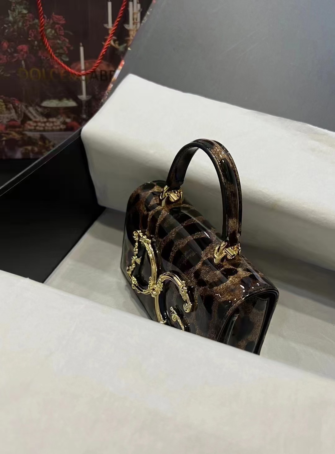 Dolce & Gabban杜嘉班纳💫漆皮豹纹，品牌典范之作🌟现以全新精巧版本焕新呈现，可轻松收纳常用物
