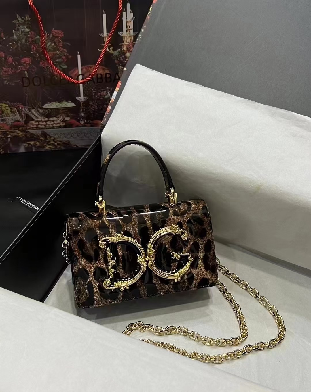 Dolce & Gabban杜嘉班纳💫漆皮豹纹，品牌典范之作🌟现以全新精巧版本焕新呈现，可轻松收纳常用物