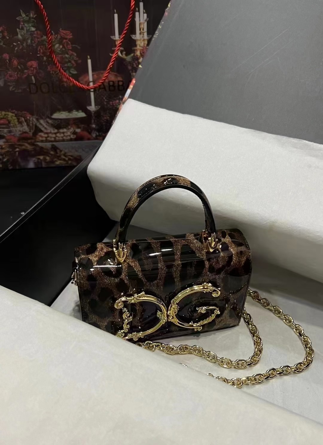 Dolce & Gabban杜嘉班纳💫漆皮豹纹，品牌典范之作🌟现以全新精巧版本焕新呈现，可轻松收纳常用物