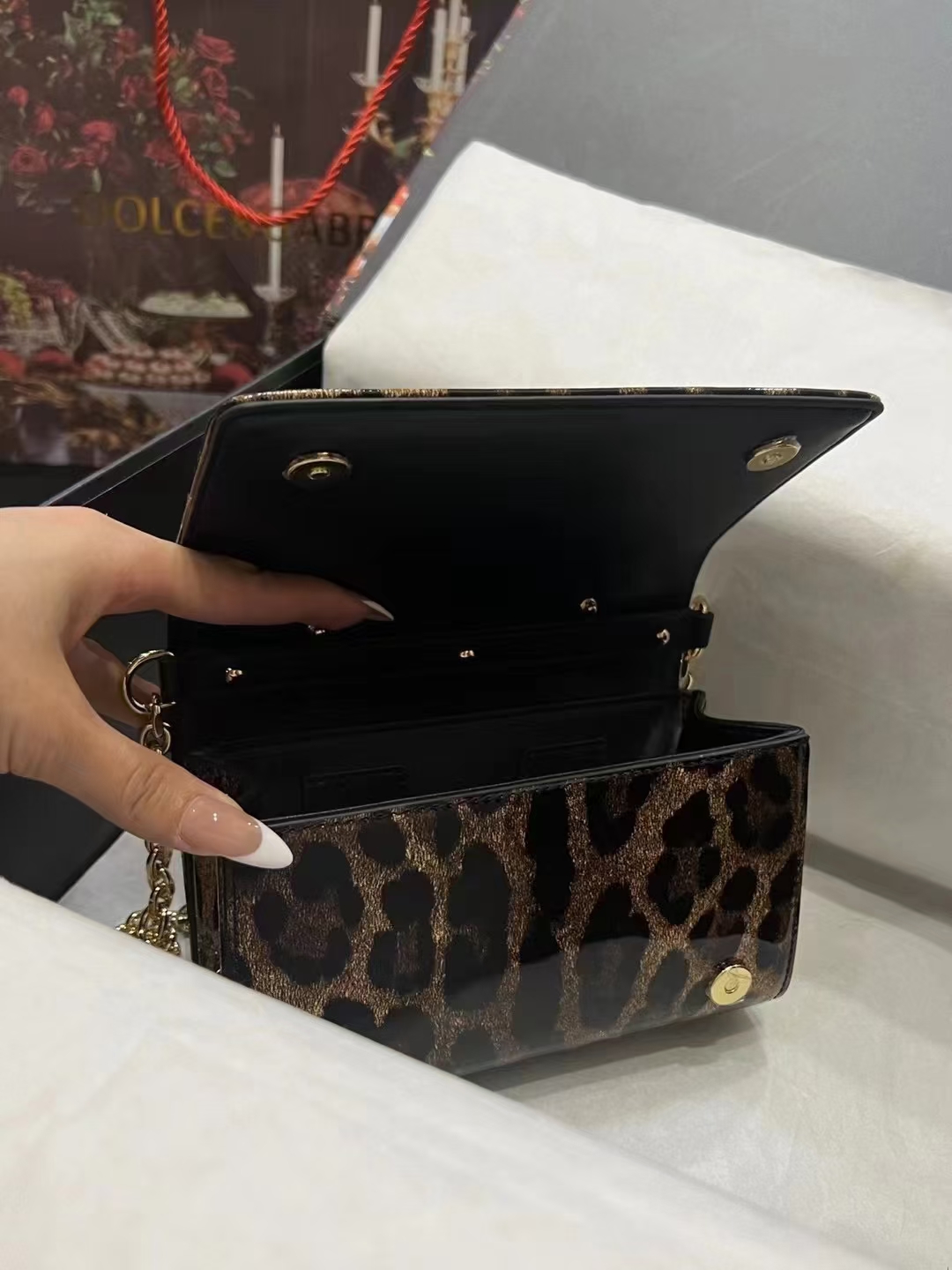Dolce & Gabban杜嘉班纳💫漆皮豹纹，品牌典范之作🌟现以全新精巧版本焕新呈现，可轻松收纳常用物