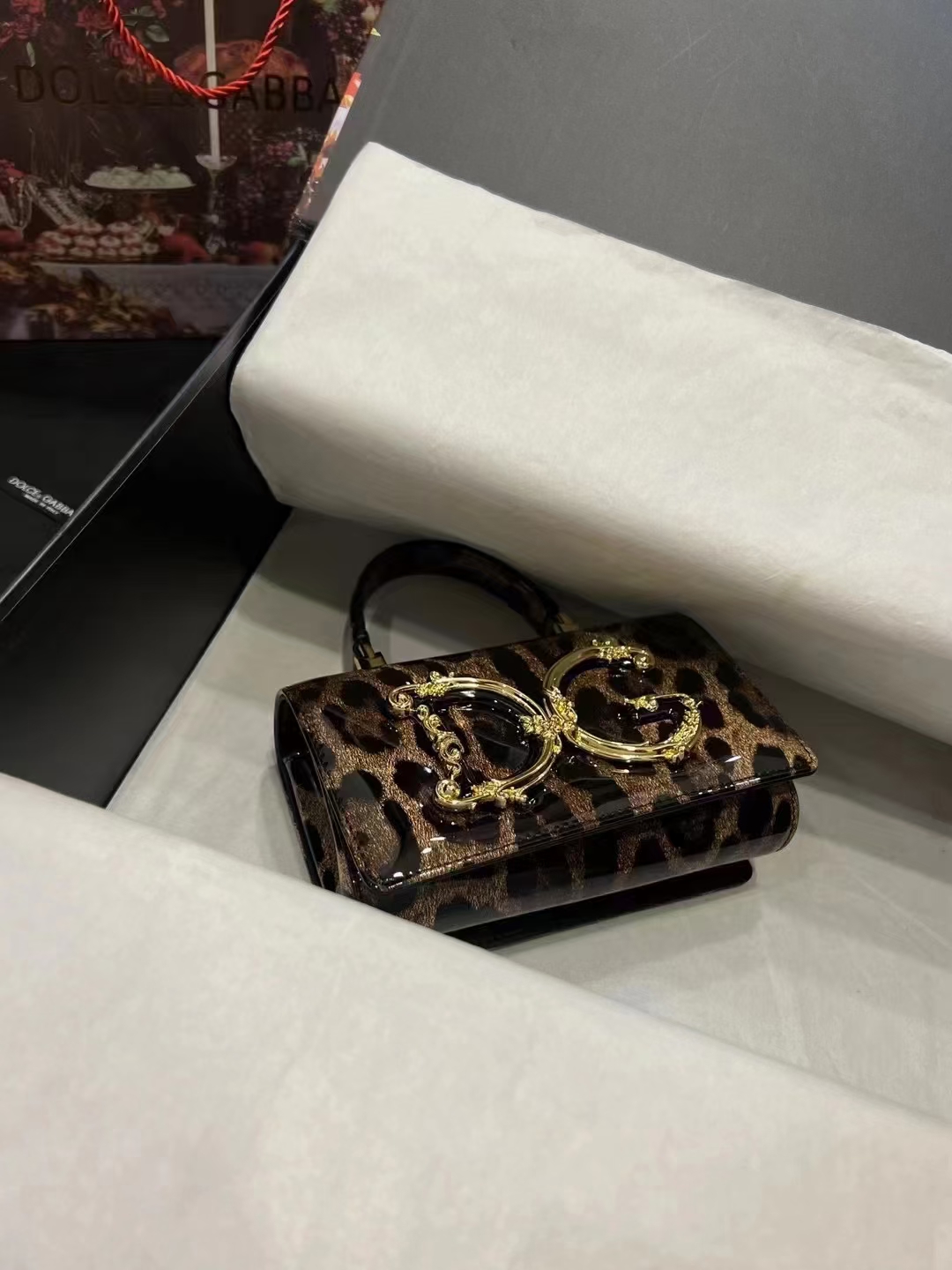 Dolce & Gabban杜嘉班纳💫漆皮豹纹，品牌典范之作🌟现以全新精巧版本焕新呈现，可轻松收纳常用物
