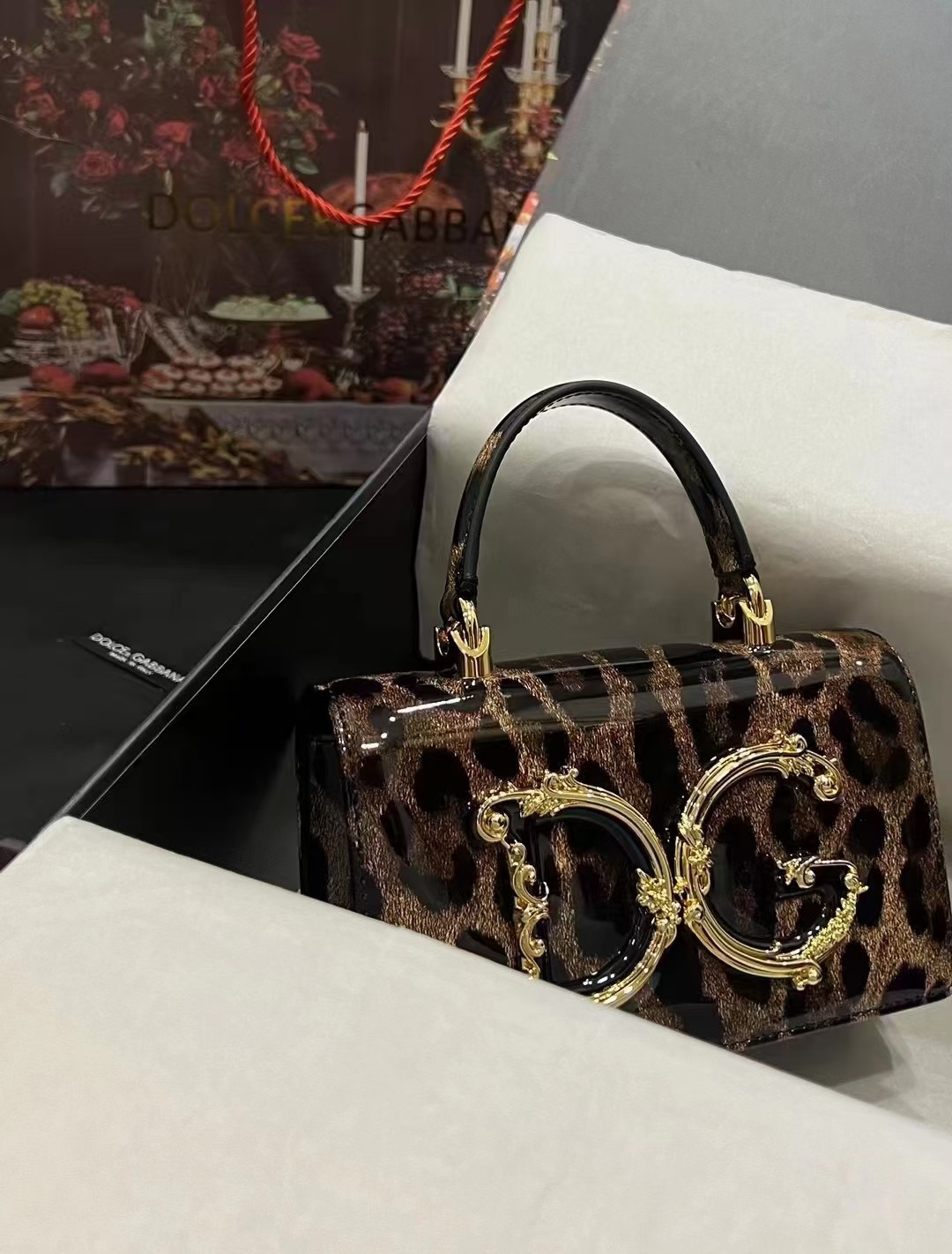 Dolce & Gabban杜嘉班纳💫漆皮豹纹，品牌典范之作🌟现以全新精巧版本焕新呈现，可轻松收纳常用物