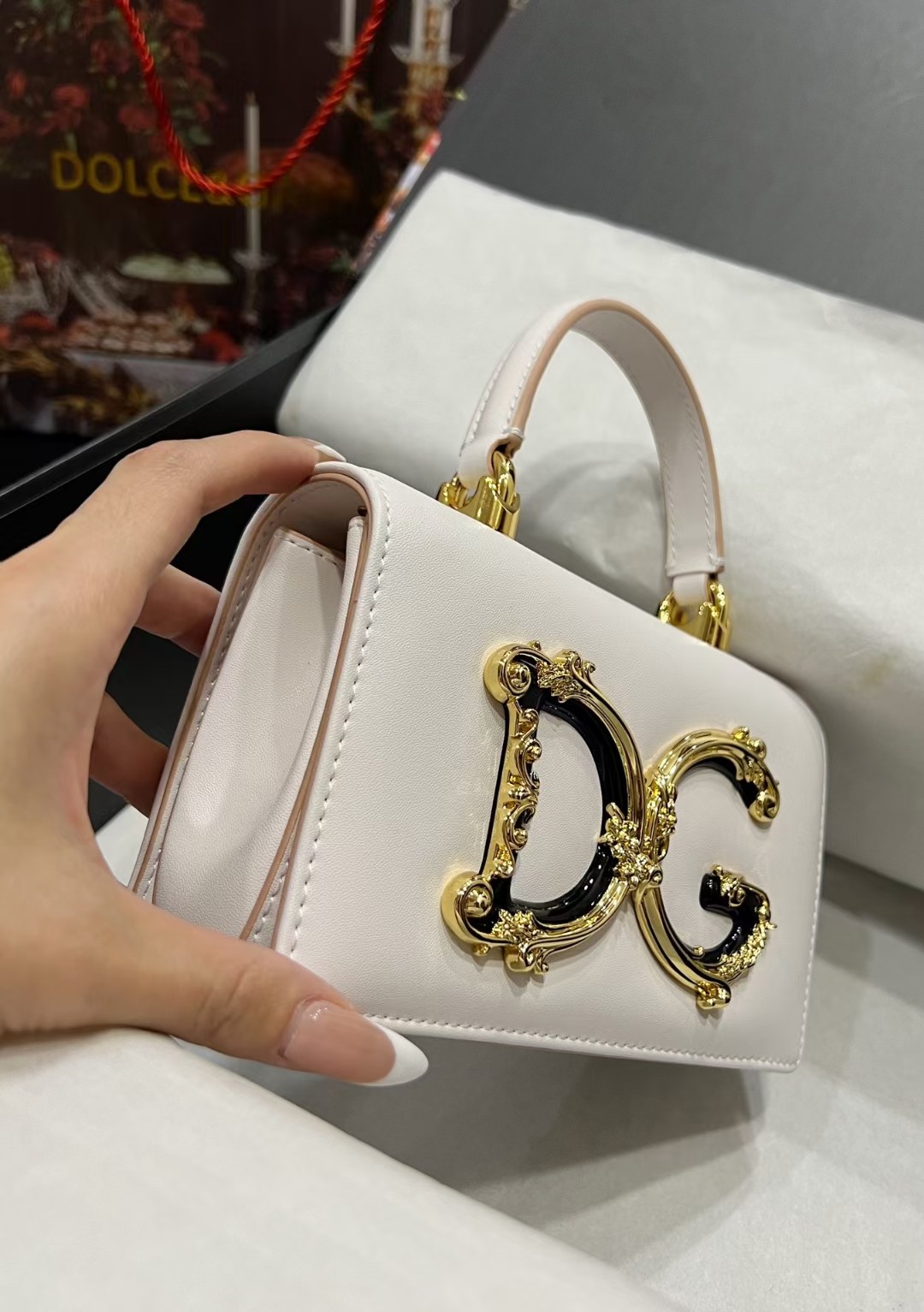 New💥Dolce & Gabban杜嘉班纳💫采用进口牛皮，品牌典范之作🌟现以全新精巧版本焕新呈现，可轻
