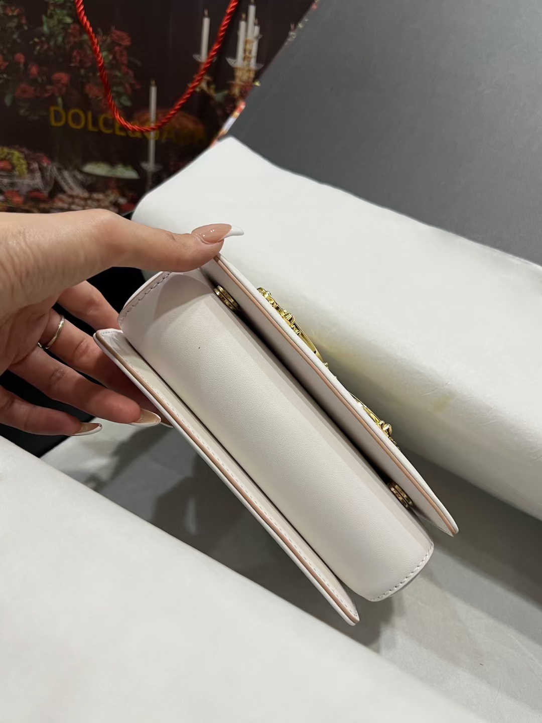 New💥Dolce & Gabban杜嘉班纳💫采用进口牛皮，品牌典范之作🌟现以全新精巧版本焕新呈现，可轻