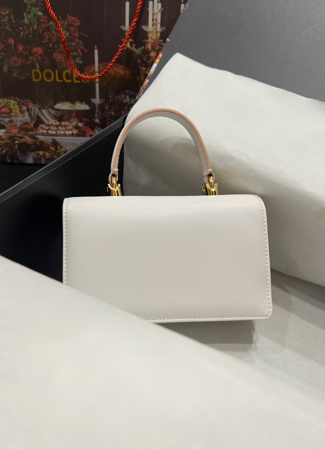 New💥Dolce & Gabban杜嘉班纳💫采用进口牛皮，品牌典范之作🌟现以全新精巧版本焕新呈现，可轻