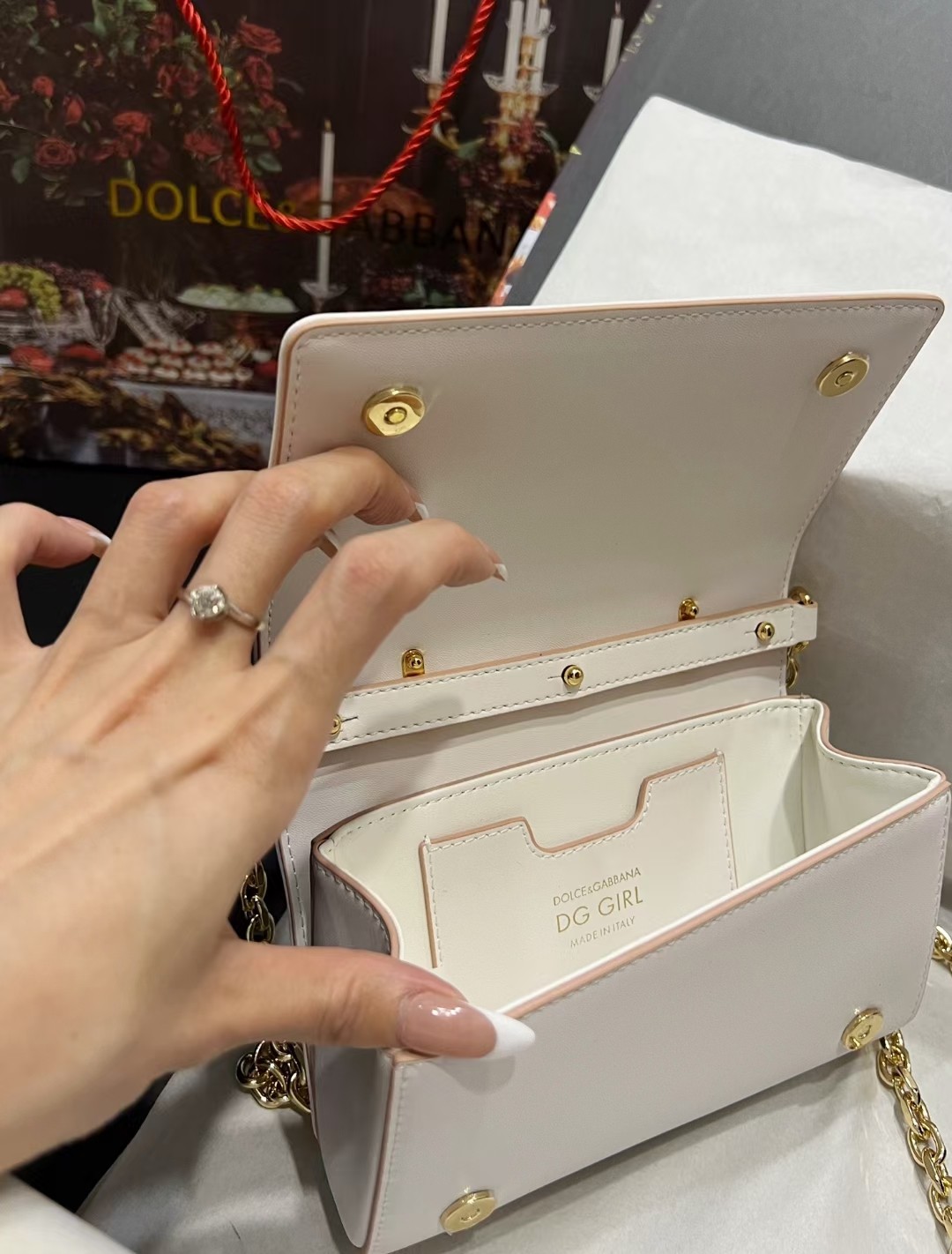 New💥Dolce & Gabban杜嘉班纳💫采用进口牛皮，品牌典范之作🌟现以全新精巧版本焕新呈现，可轻