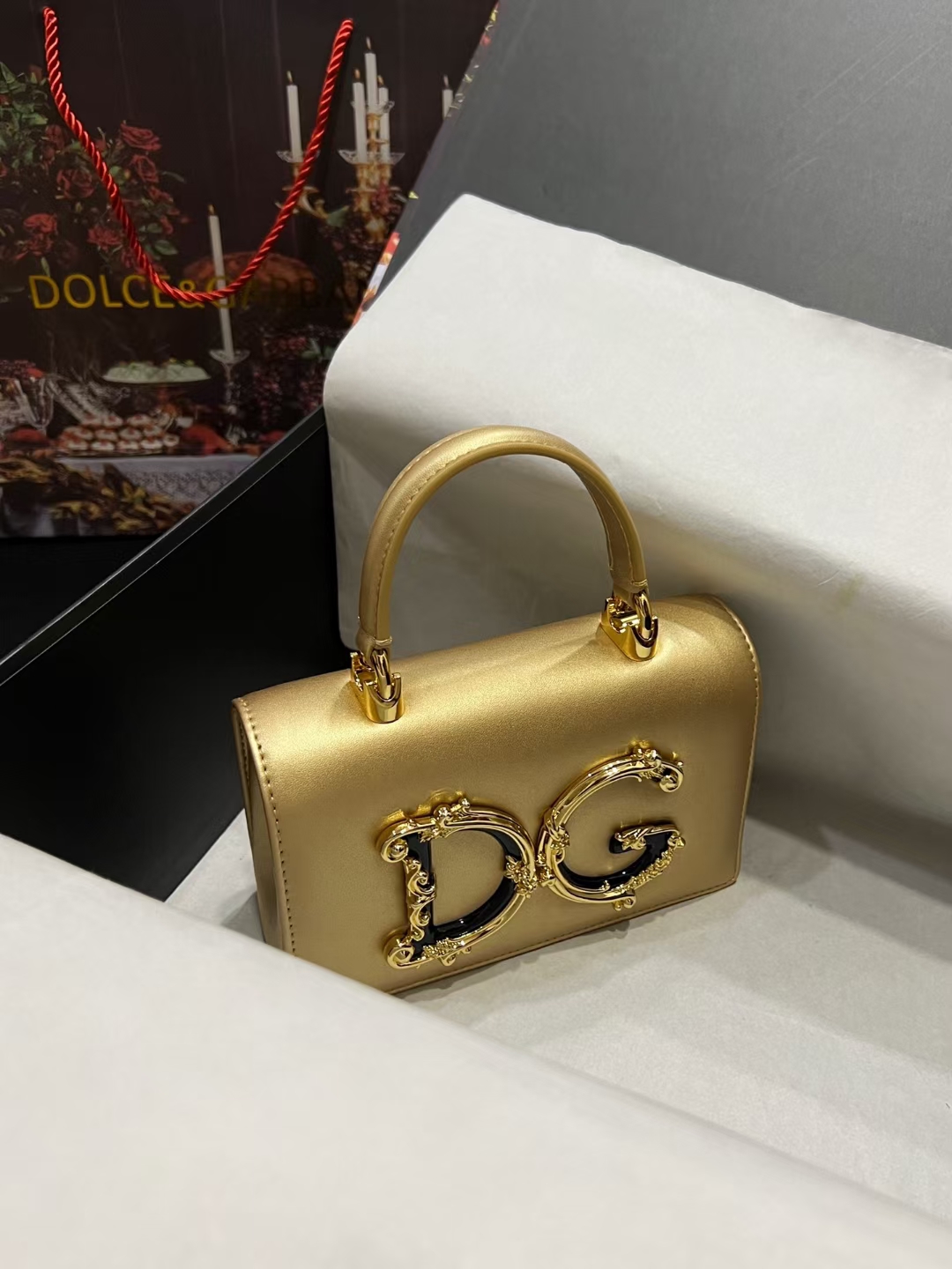 New💥Dolce & Gabban杜嘉班纳💫采用进口牛皮，品牌典范之作🌟现以全新精巧版本焕新呈现，可轻