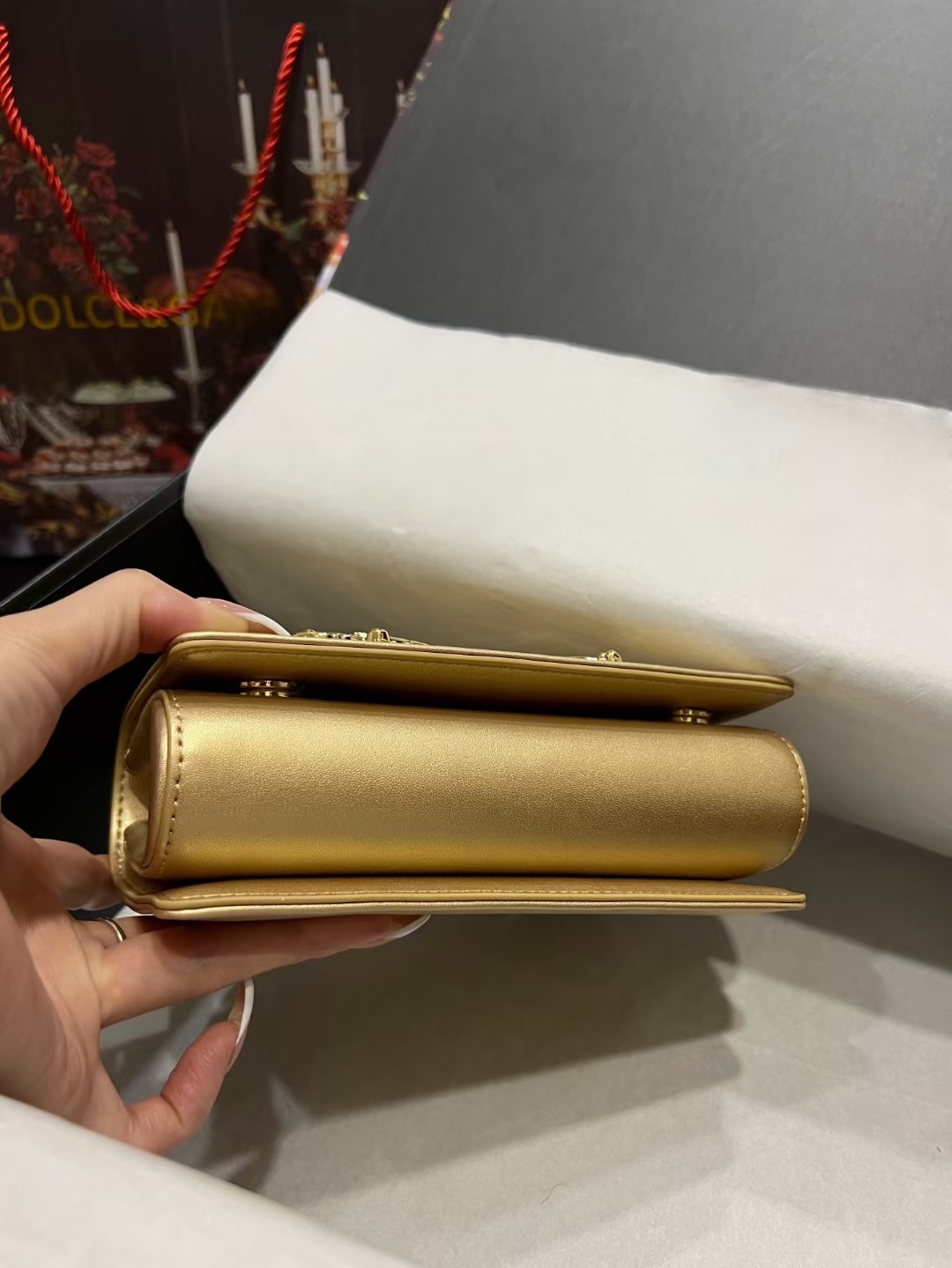 New💥Dolce & Gabban杜嘉班纳💫采用进口牛皮，品牌典范之作🌟现以全新精巧版本焕新呈现，可轻