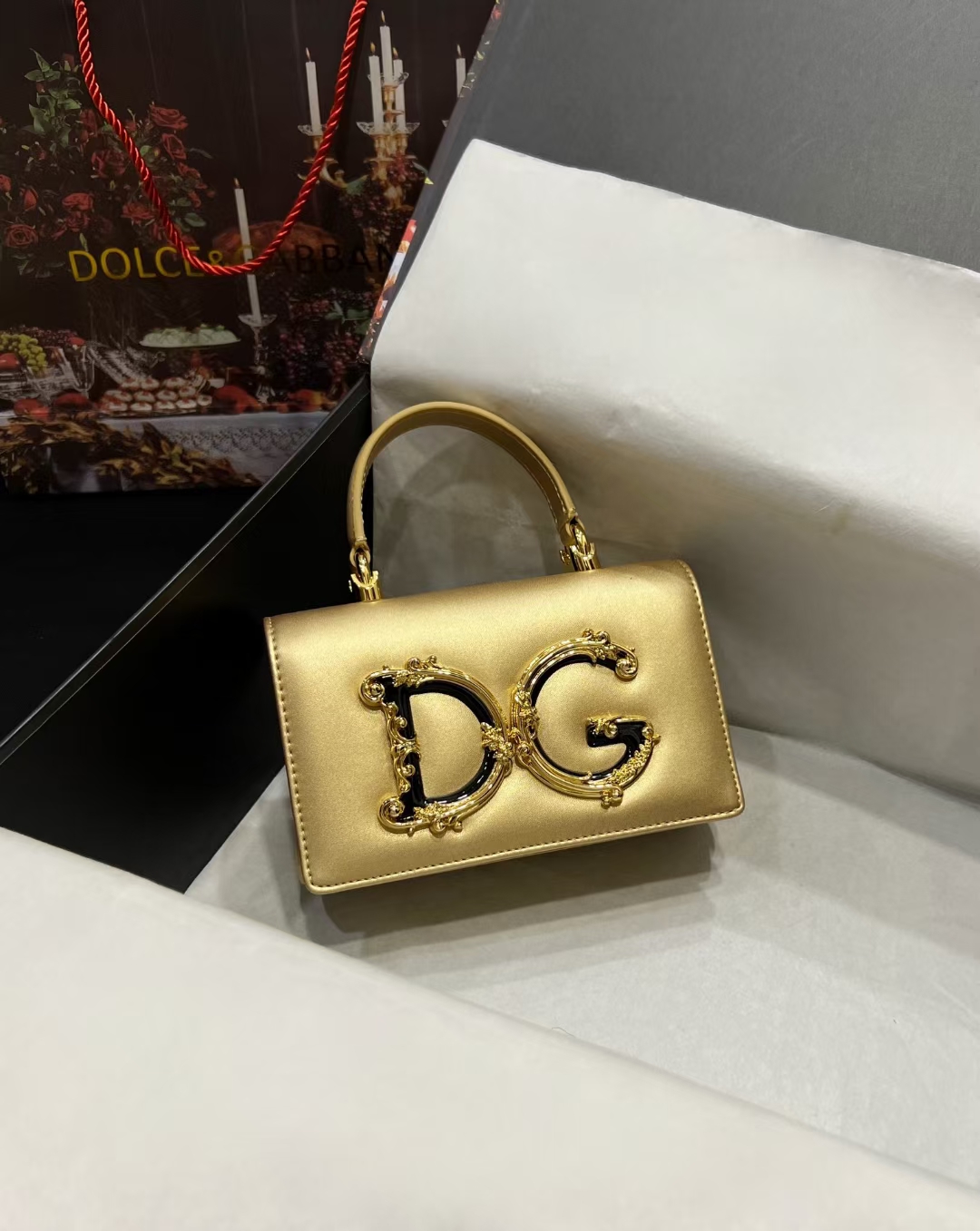 New💥Dolce & Gabban杜嘉班纳💫采用进口牛皮，品牌典范之作🌟现以全新精巧版本焕新呈现，可轻